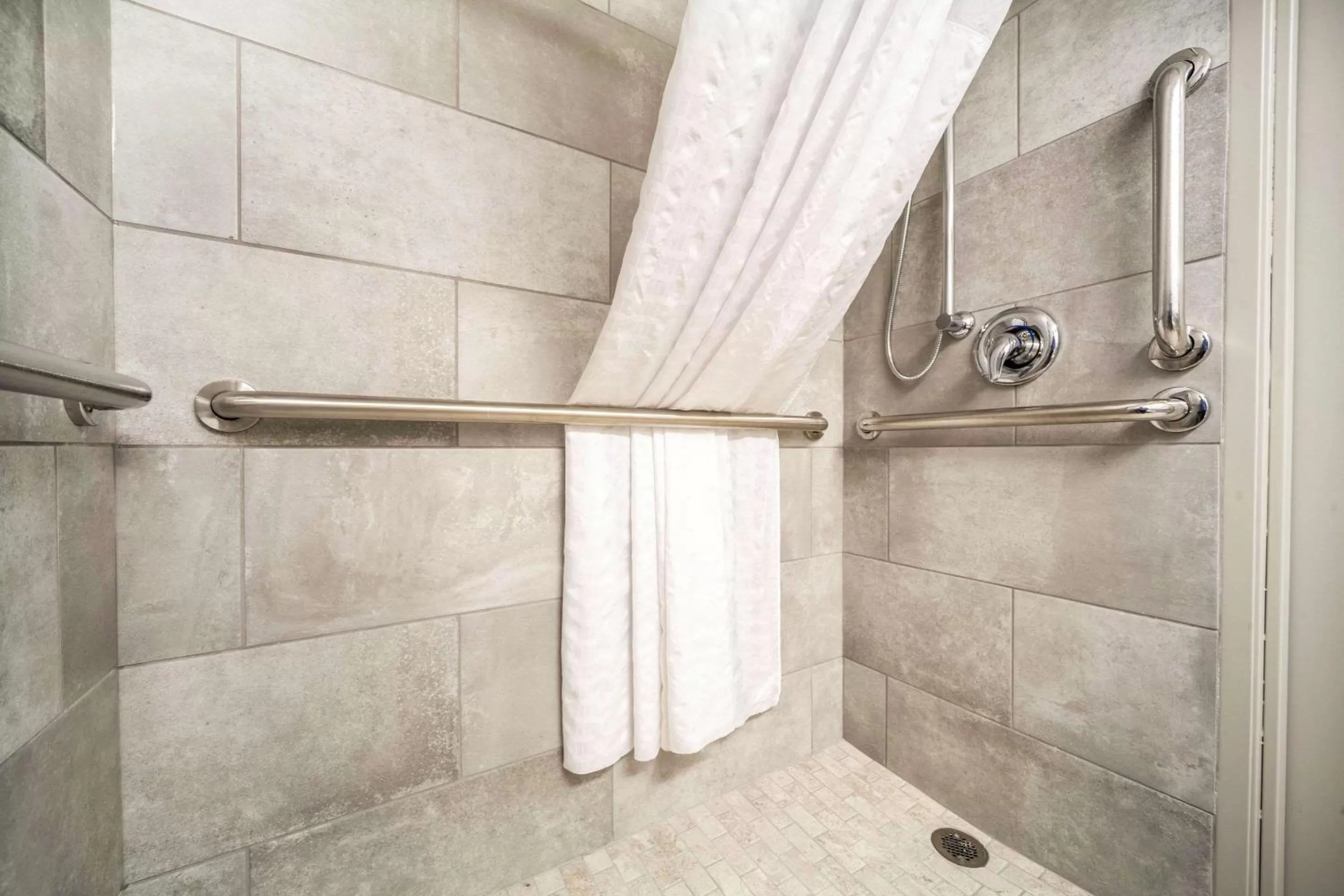 Efficiency King Room with Roll-In Shower - Disability Access/Non Smoking in Suburban Studios I-80 Grand Island