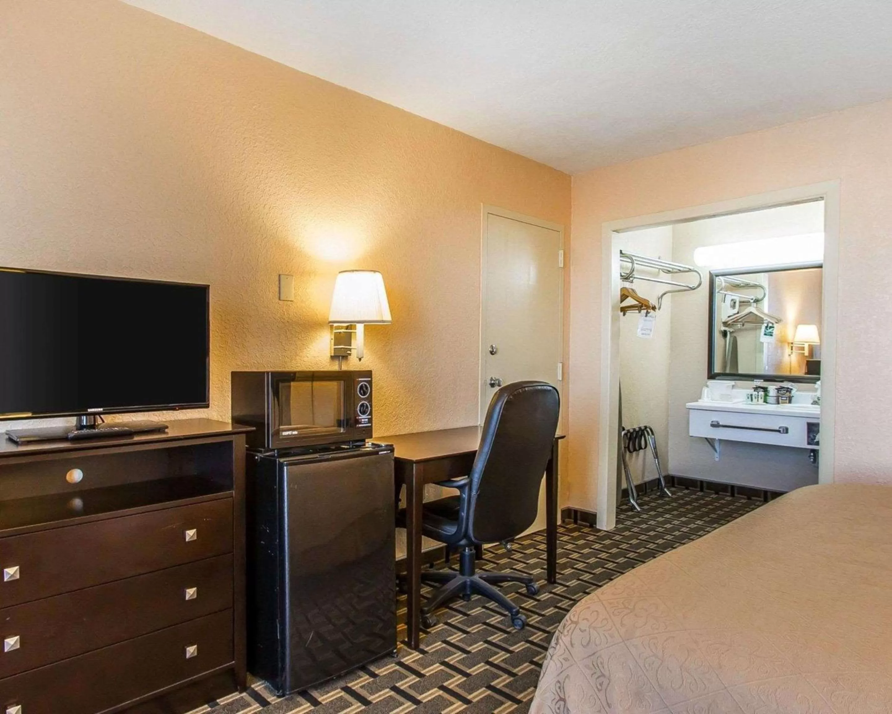 King Room - Non-Smoking in Quality Inn Ada near University