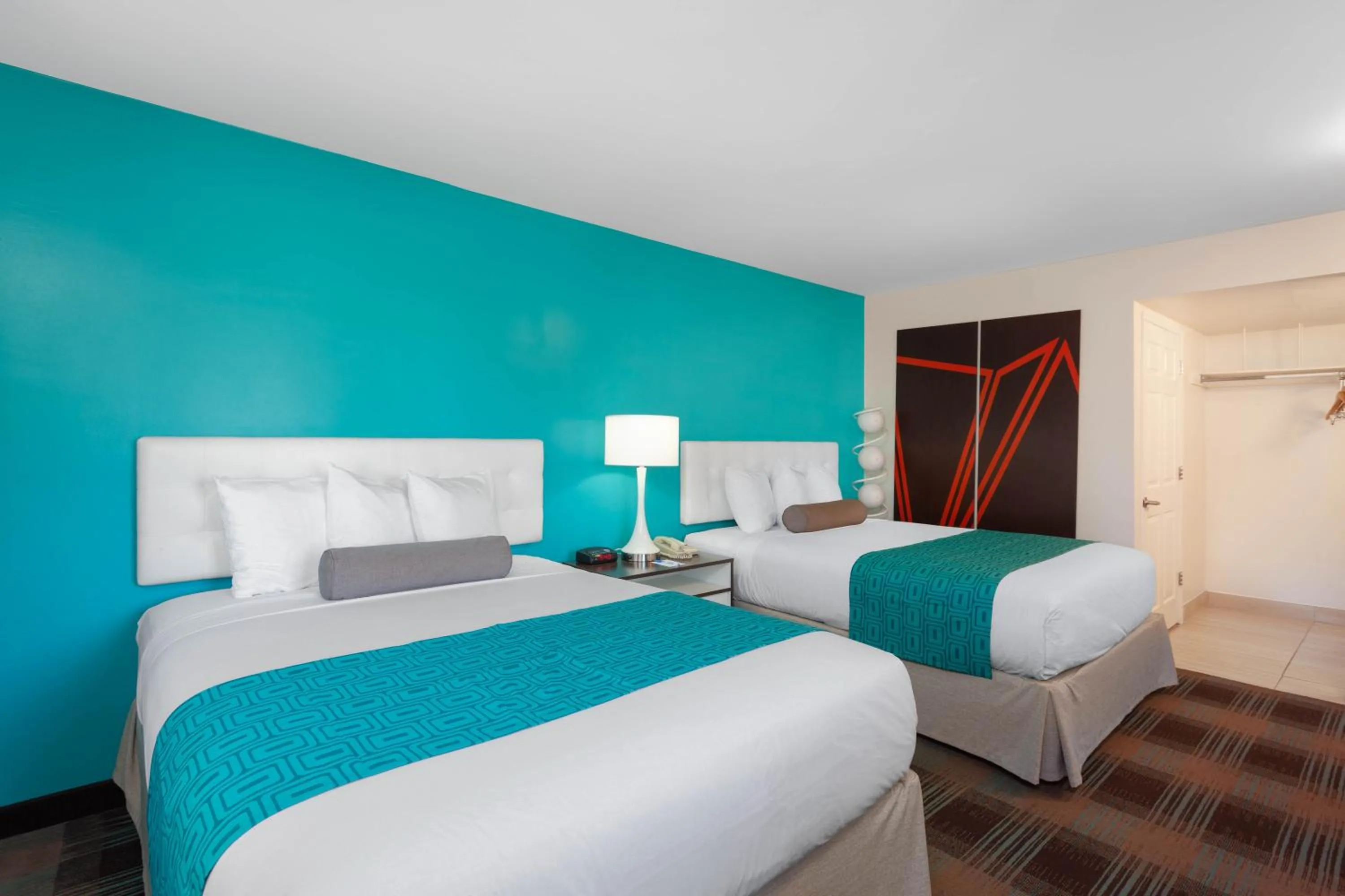 Queen Room with Two Queen Beds in Howard Johnson by Wyndham San Diego Hotel Circle
