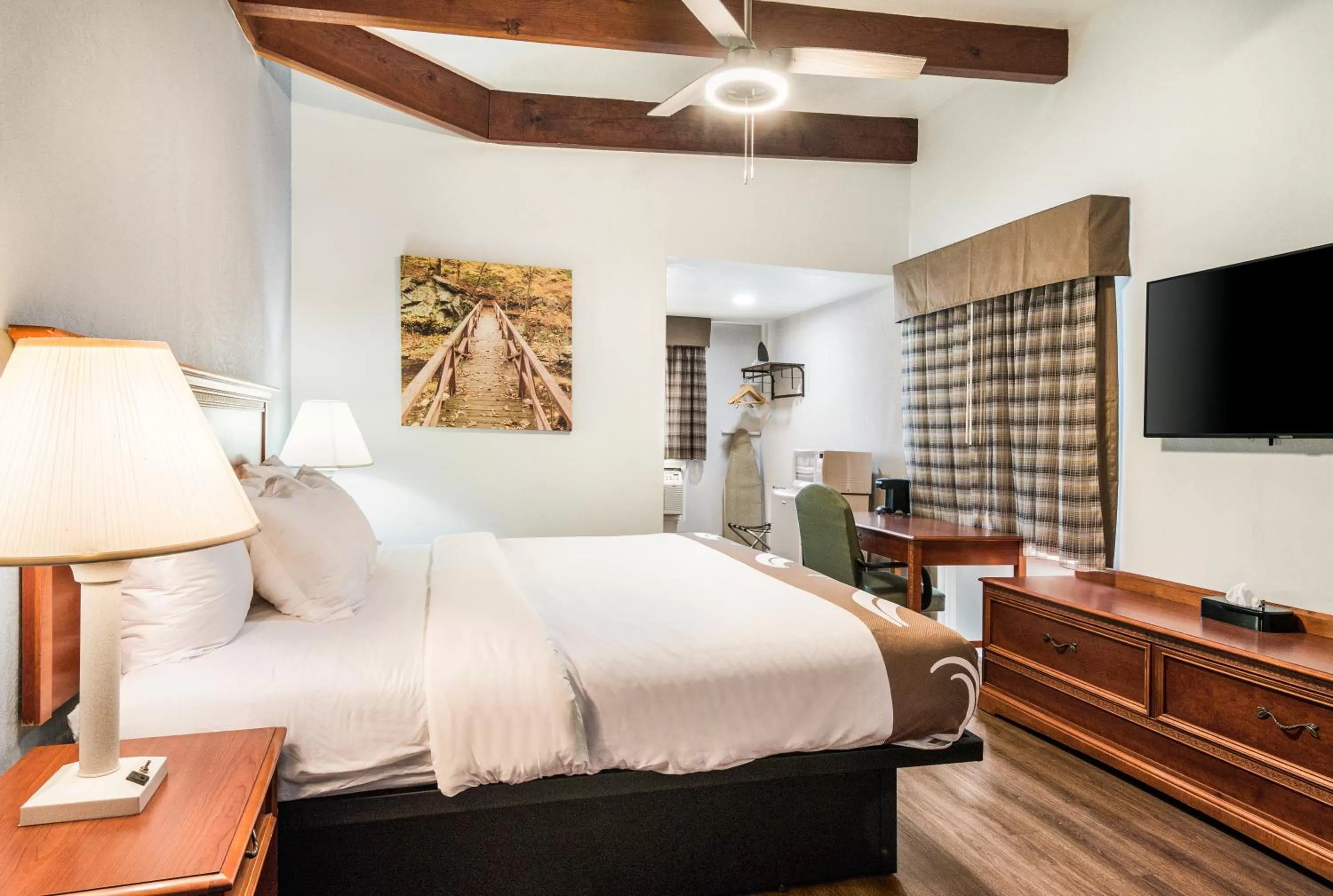 King Room - Accessible/Non Smoking in Quality Inn - On The Lake Clarksville-Boydton