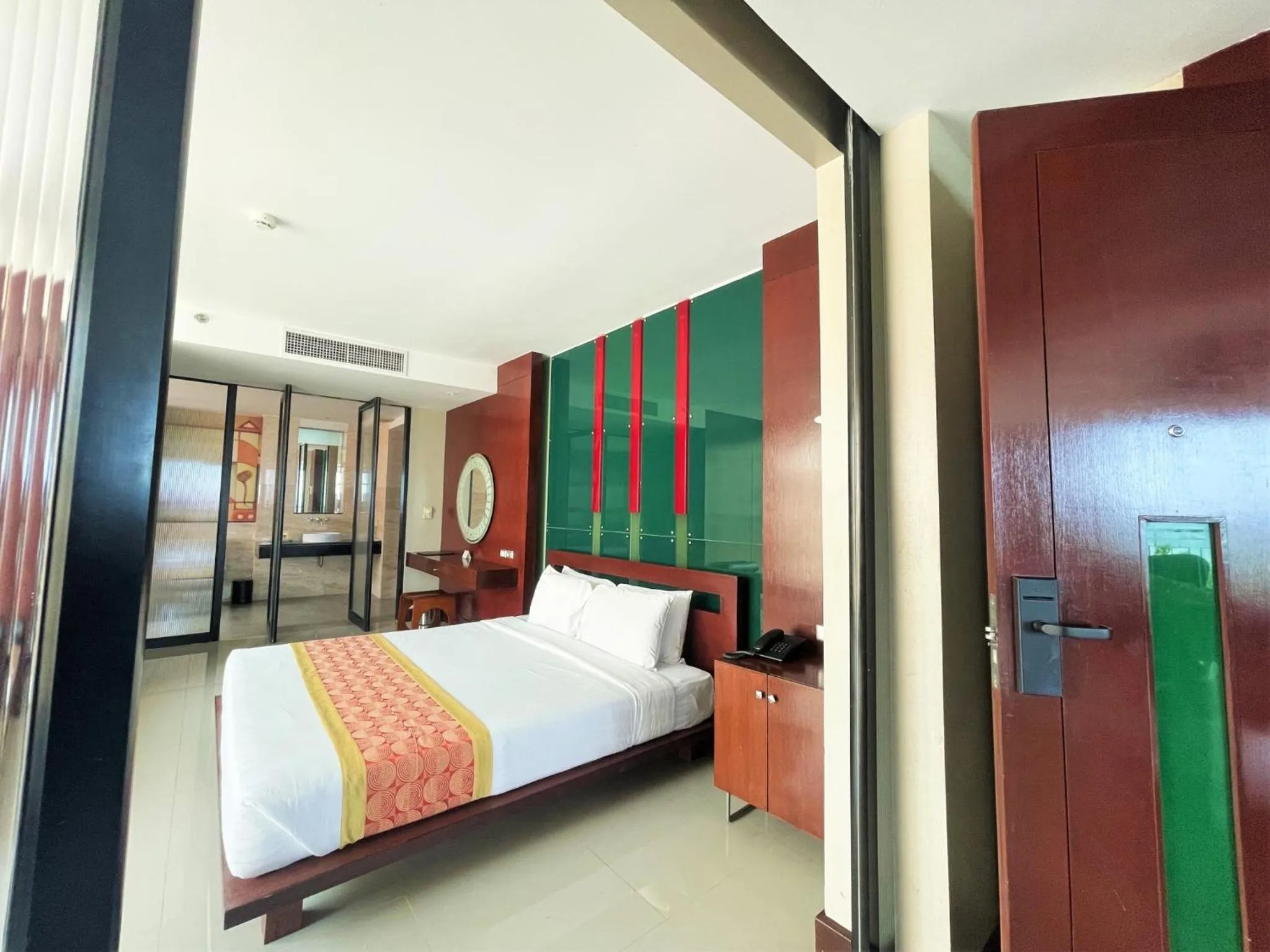 Junior Suite in Long Beach Garden Hotel & Pavilions