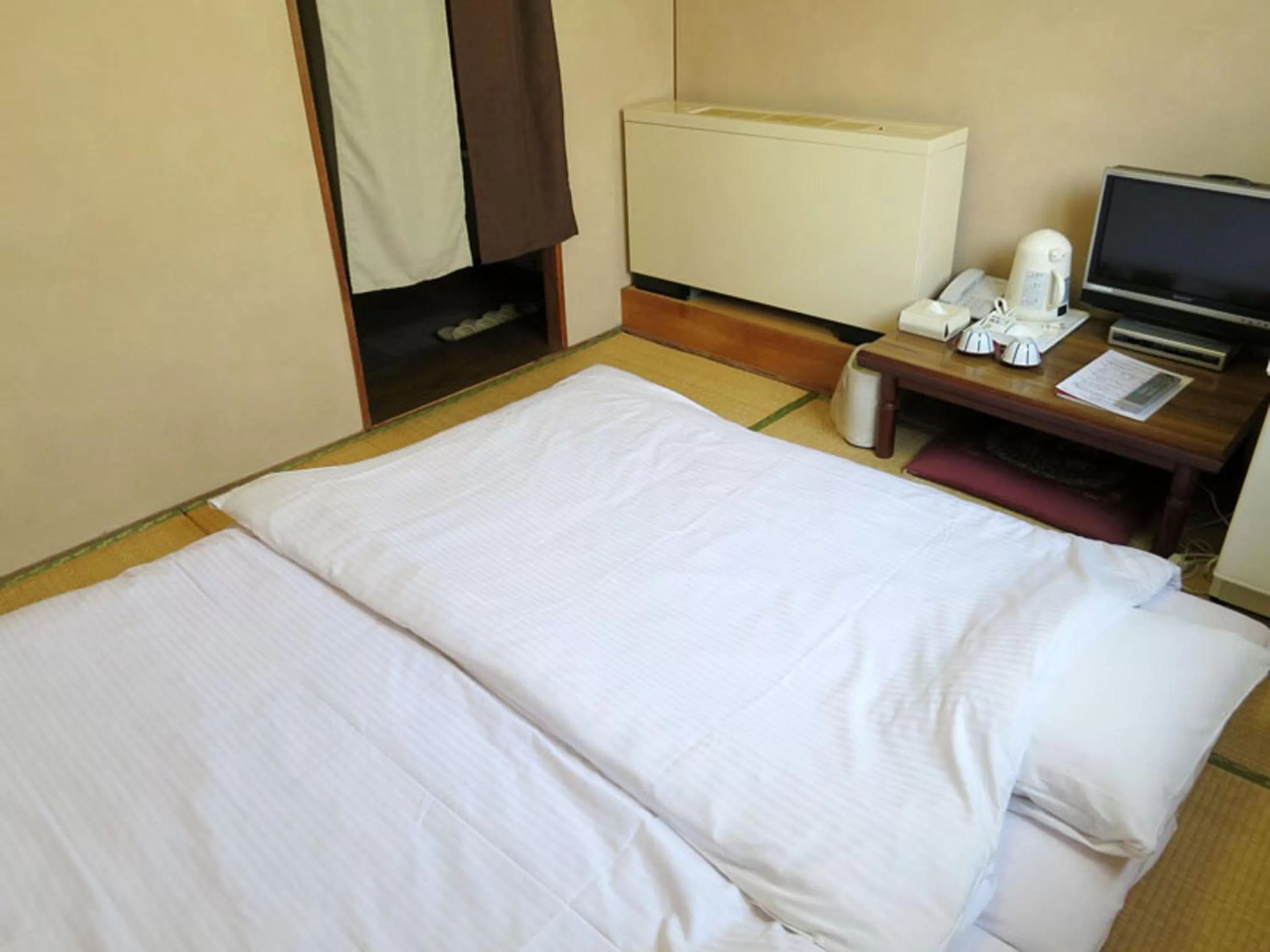 Japanese-Style Twin Room in Heiwadai Hotel Arato