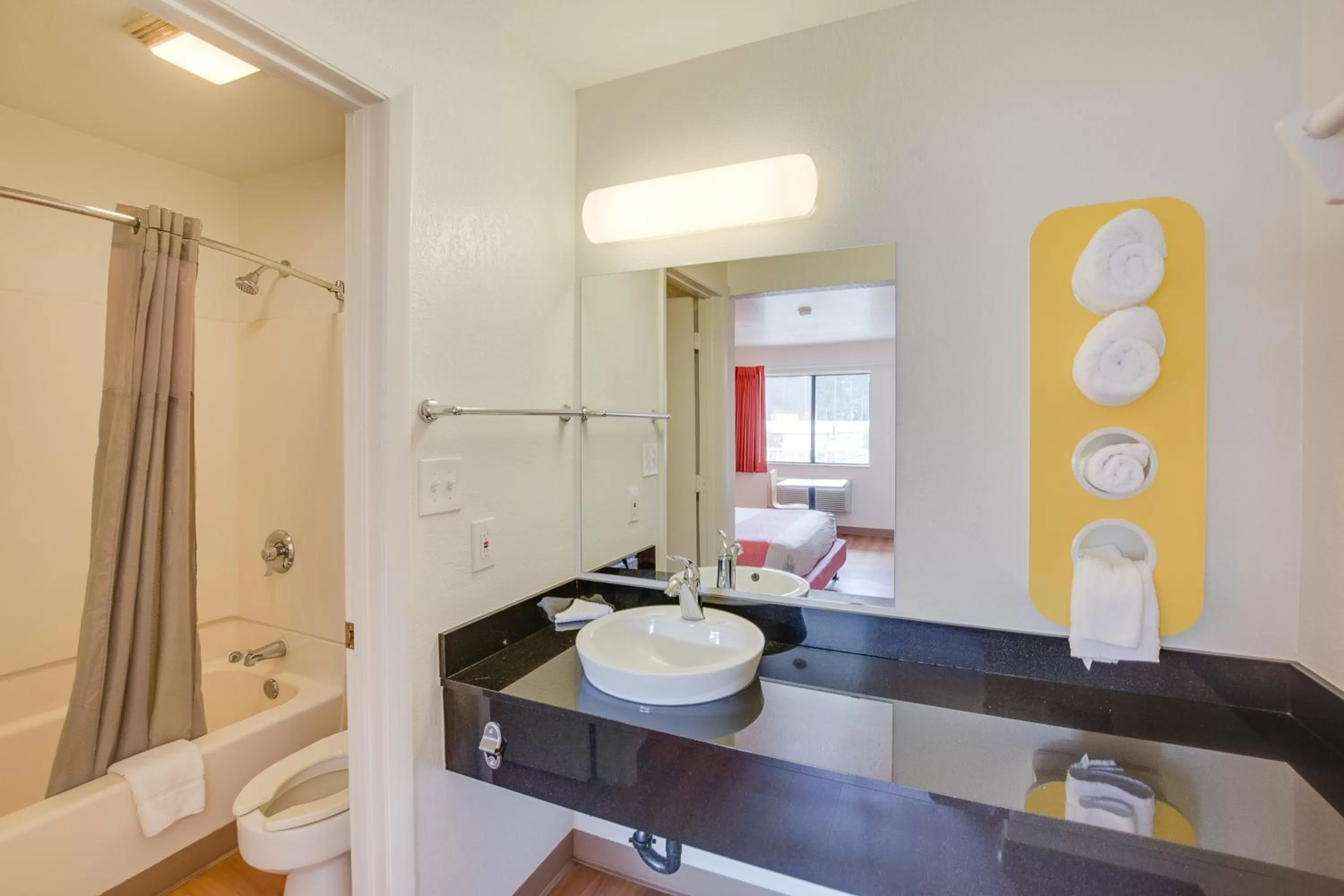 Quadruple Room - Smoking in Motel 6-Columbus, OH - West