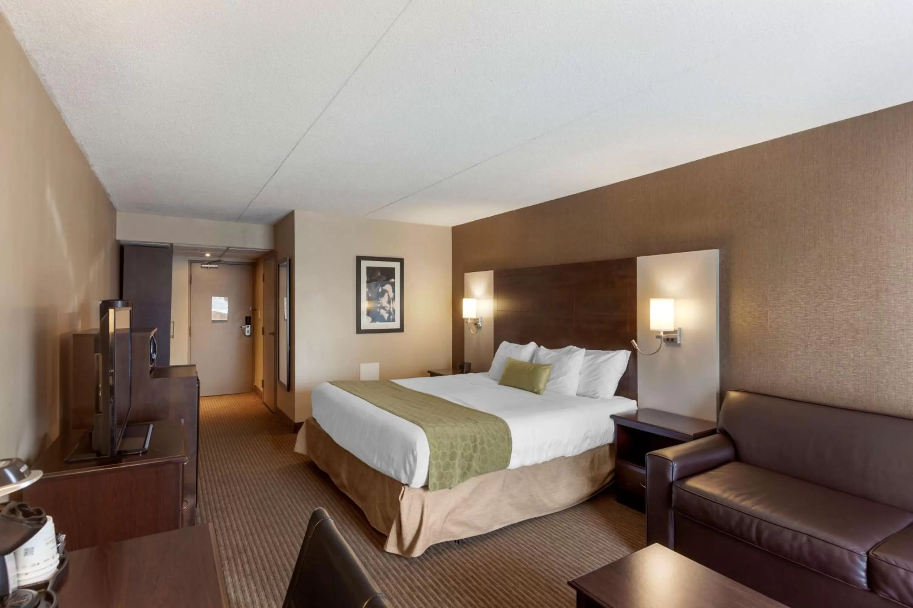 King Room with Sofa Bed and Atrium View in Best Western Plus Leamington Hotel & Conference Centre