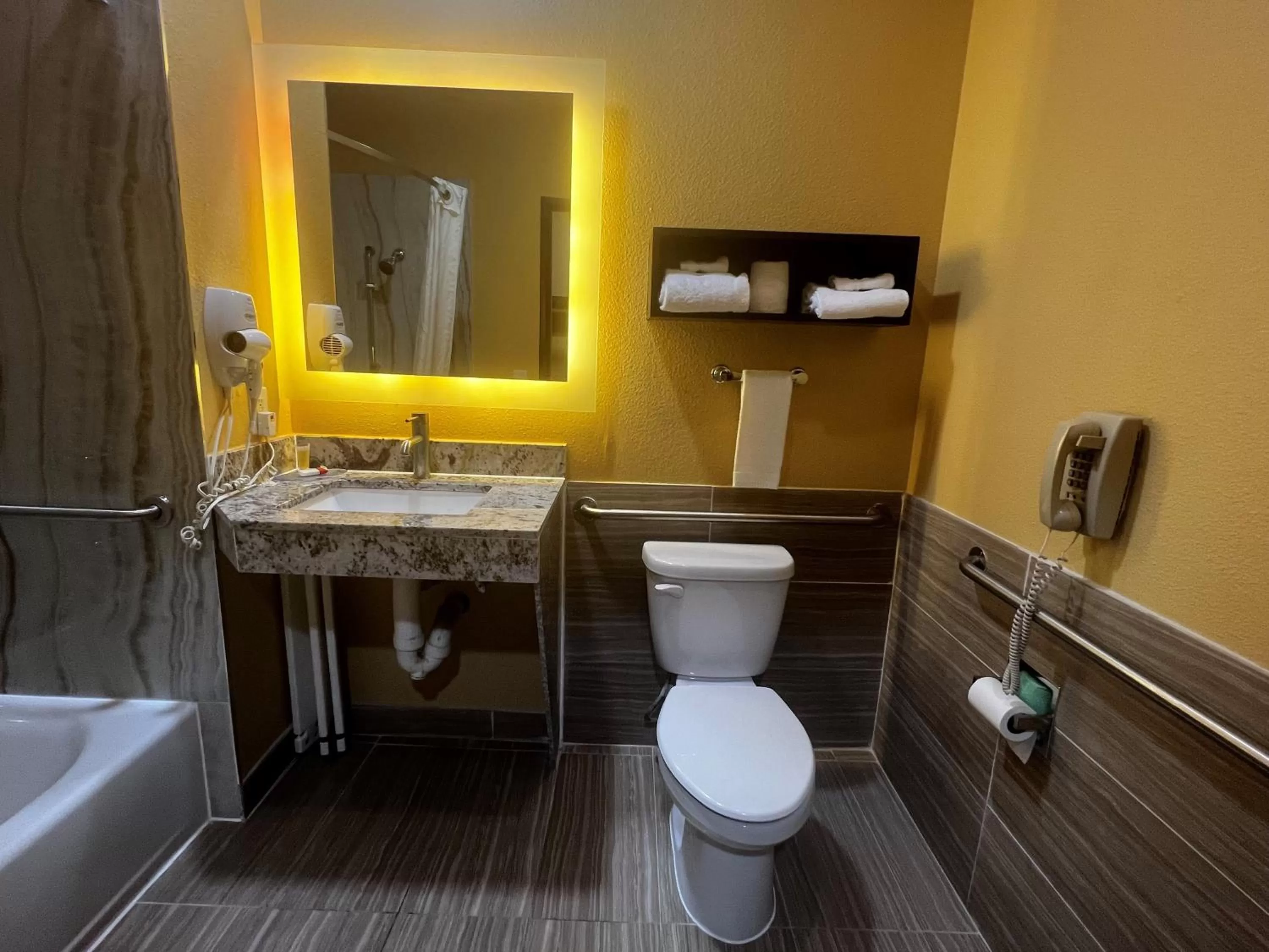 King Room with Bath Tub - Mobility Accessible/Non-Smoking in Super 8 by Wyndham Pasadena