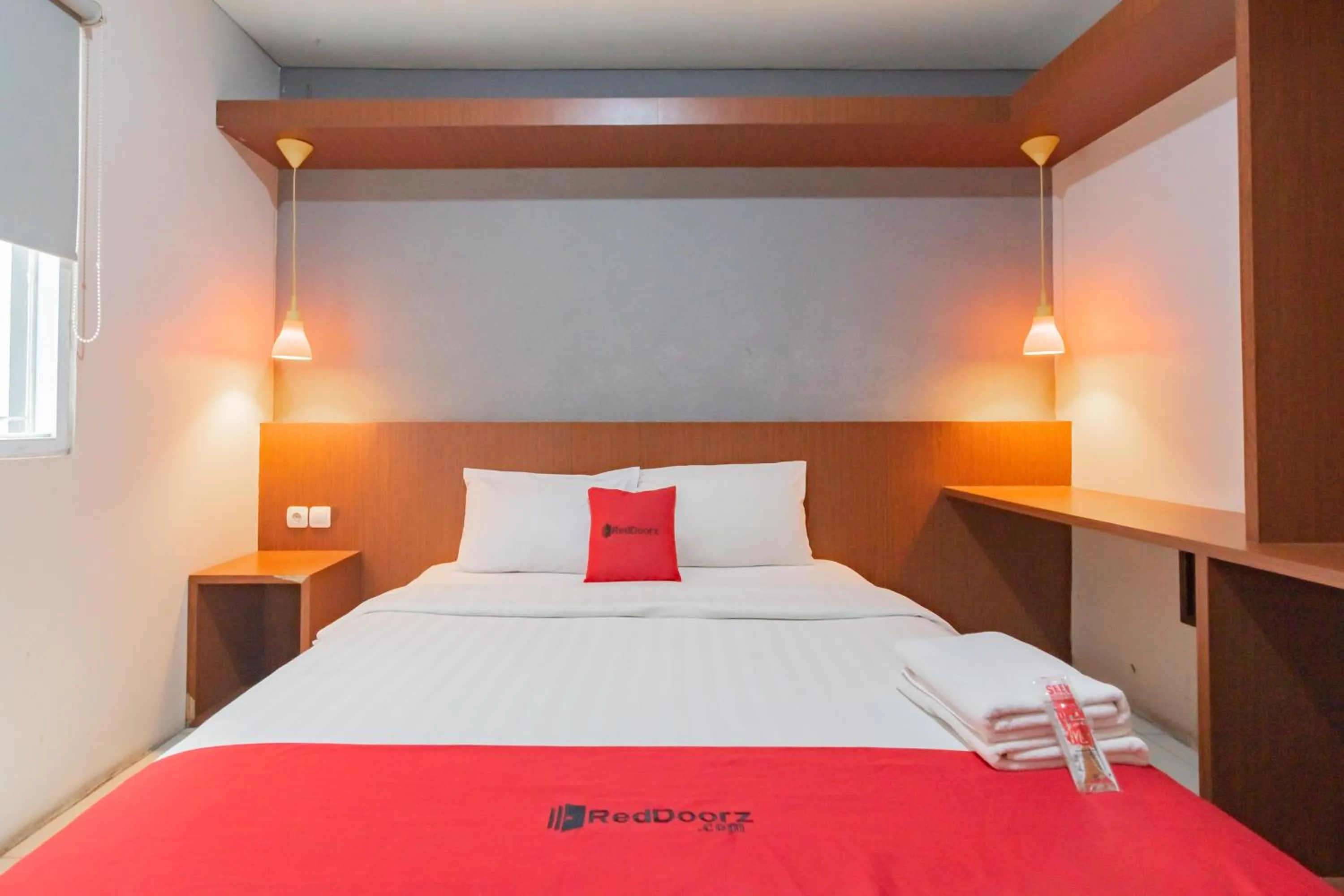 Deluxe Room in RedDoorz Plus @ Dago Pojok 3