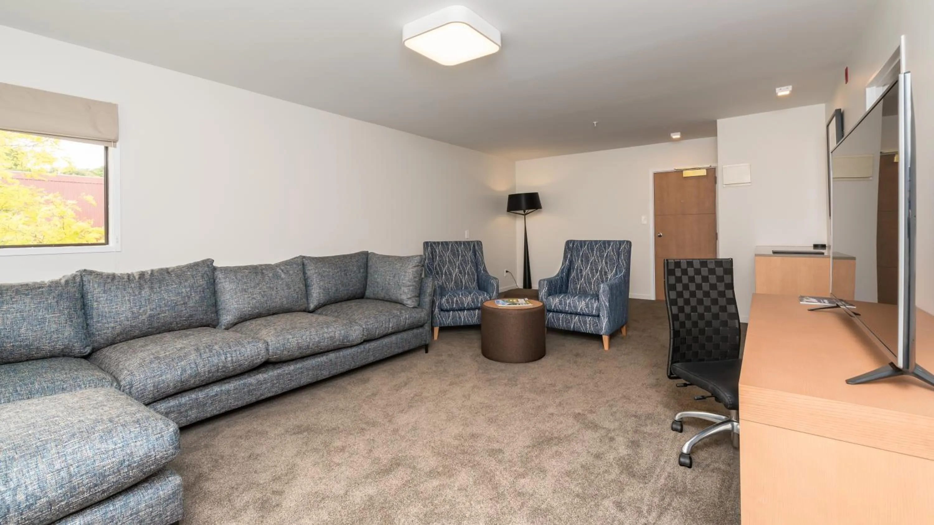 King Suite in Distinction Hamilton Hotel & Conference Centre