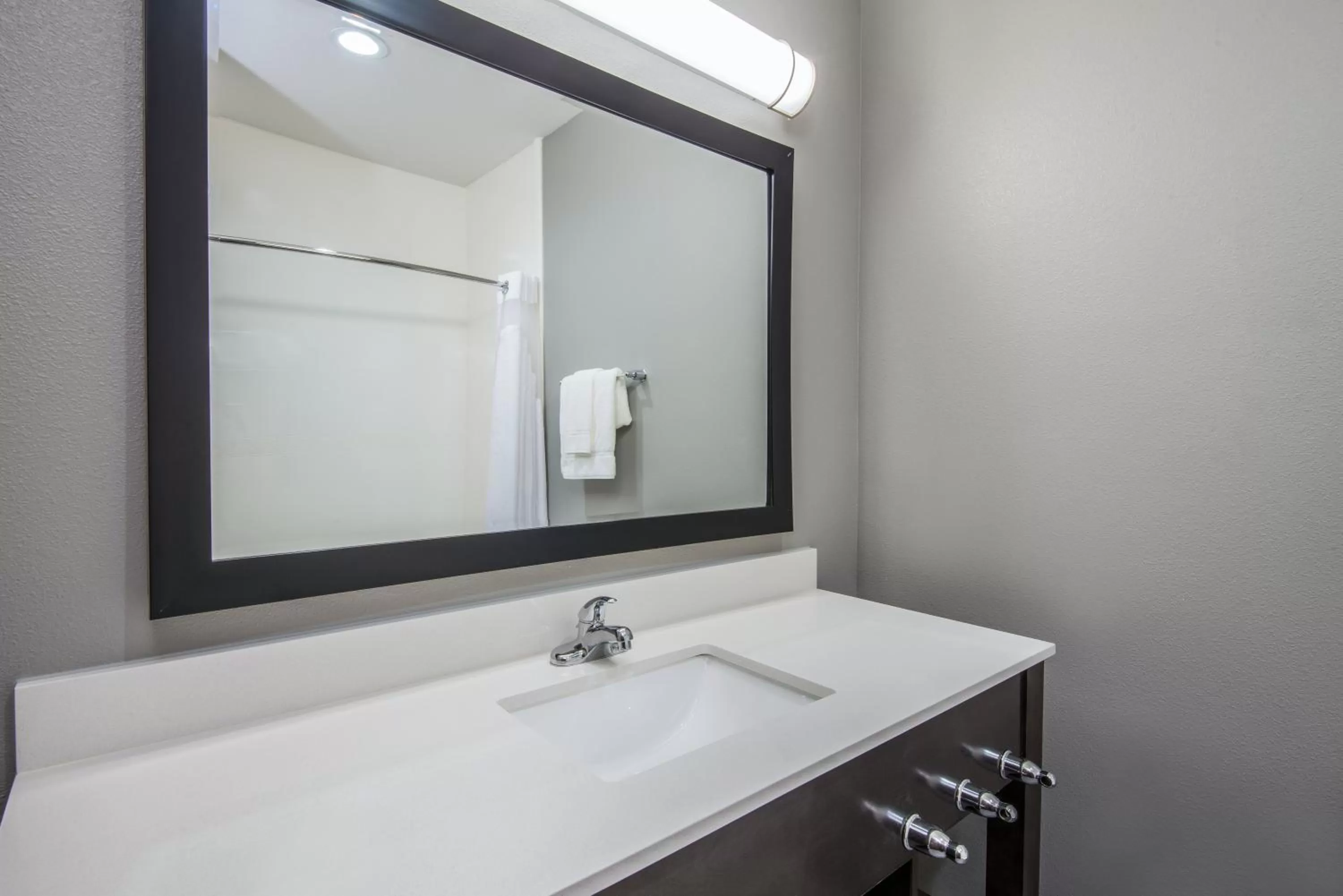 Suite with Mobility Accessible Tub - Non-Smoking in Holiday Inn Express & Suites Stillwater - University Area by IHG