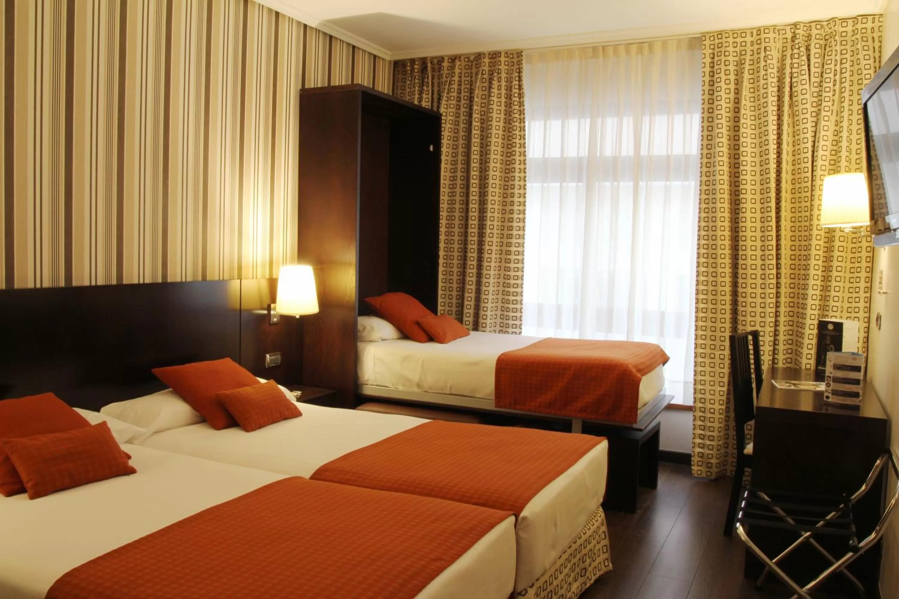 Classic Triple Room in Hotel Conde Duque Bilbao