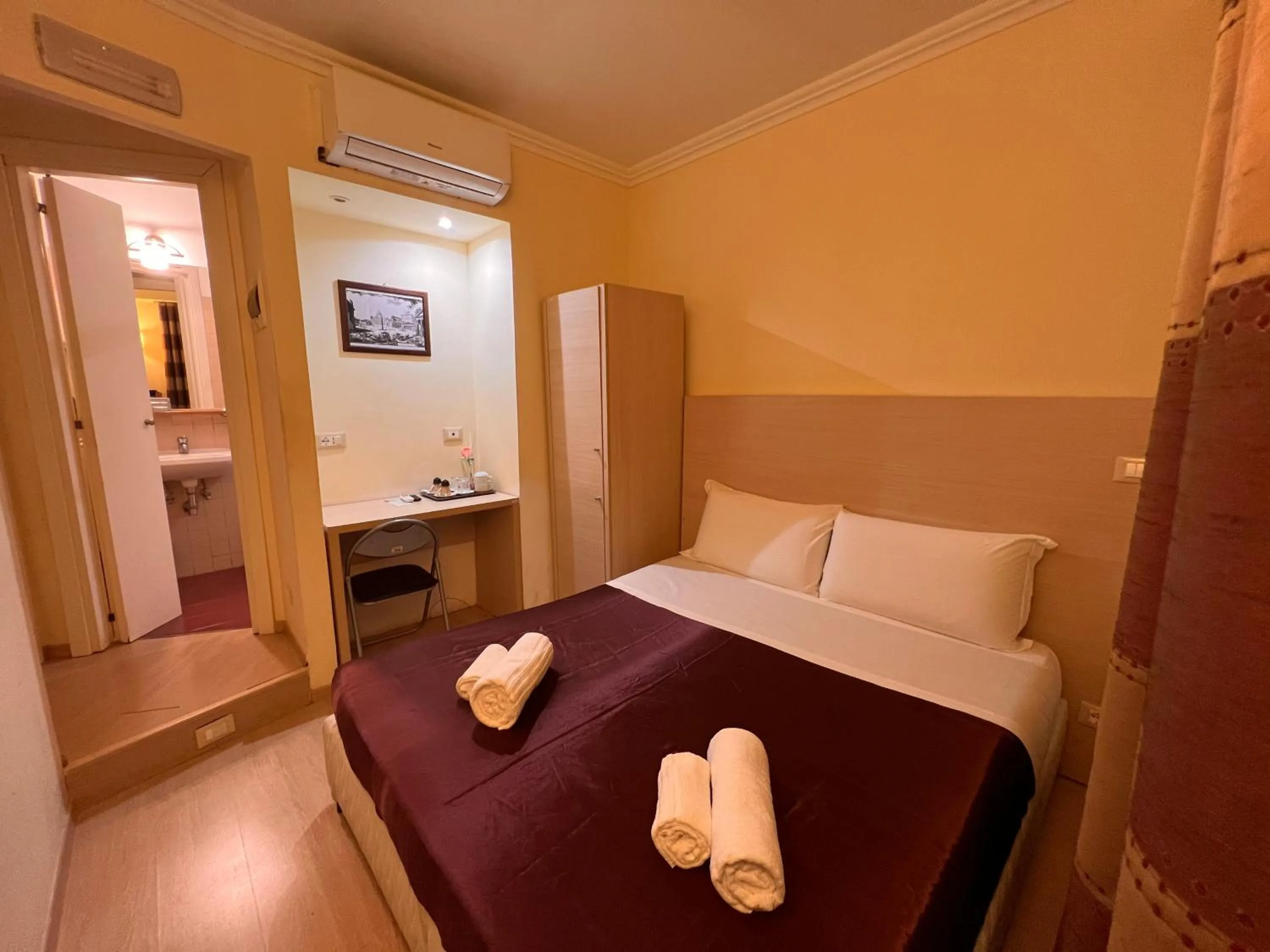 Standard Double Room in Booking House Rome