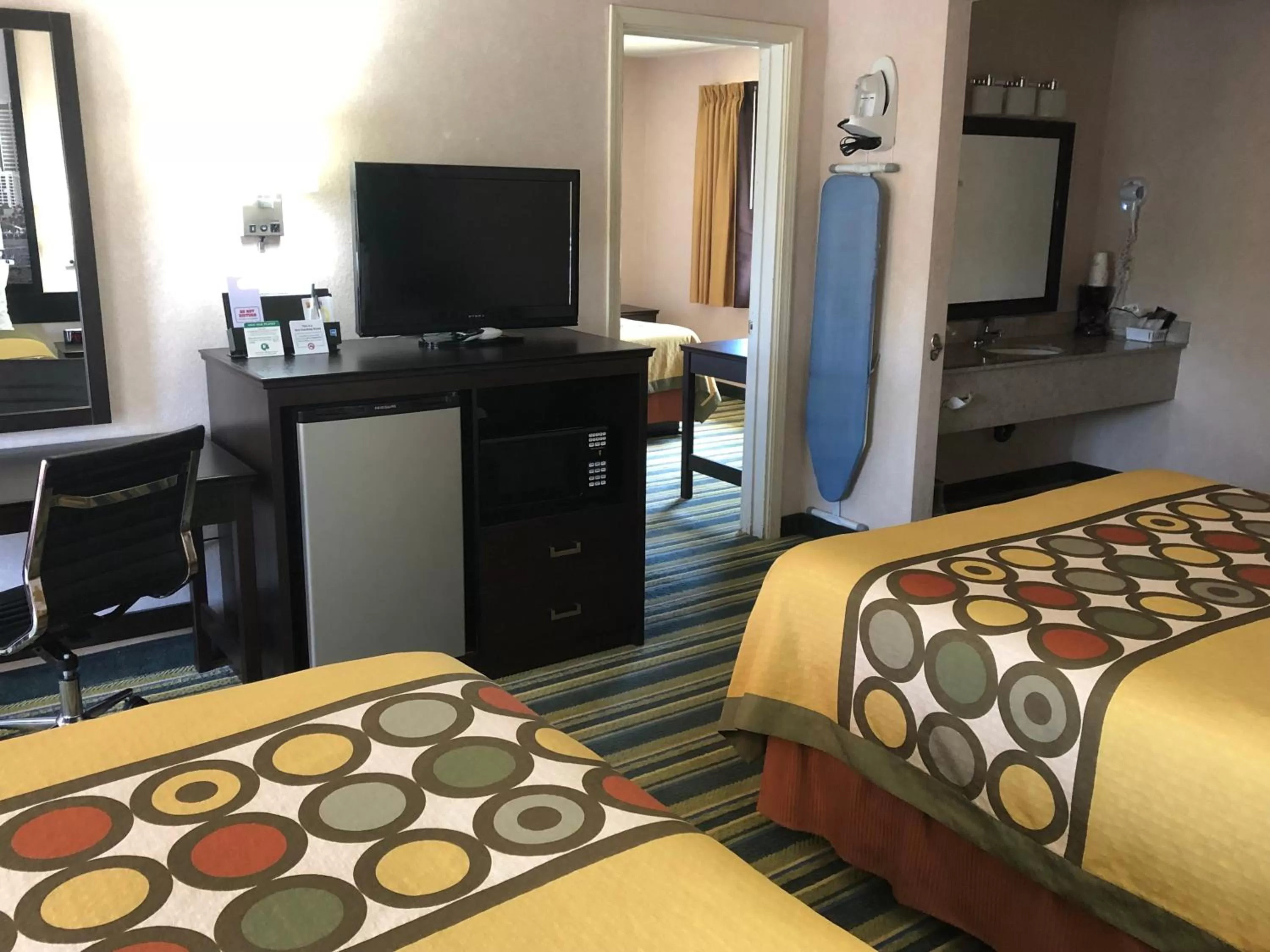 Triple Studio Suite -  Non-Smoking in Super 8 by Wyndham Yreka