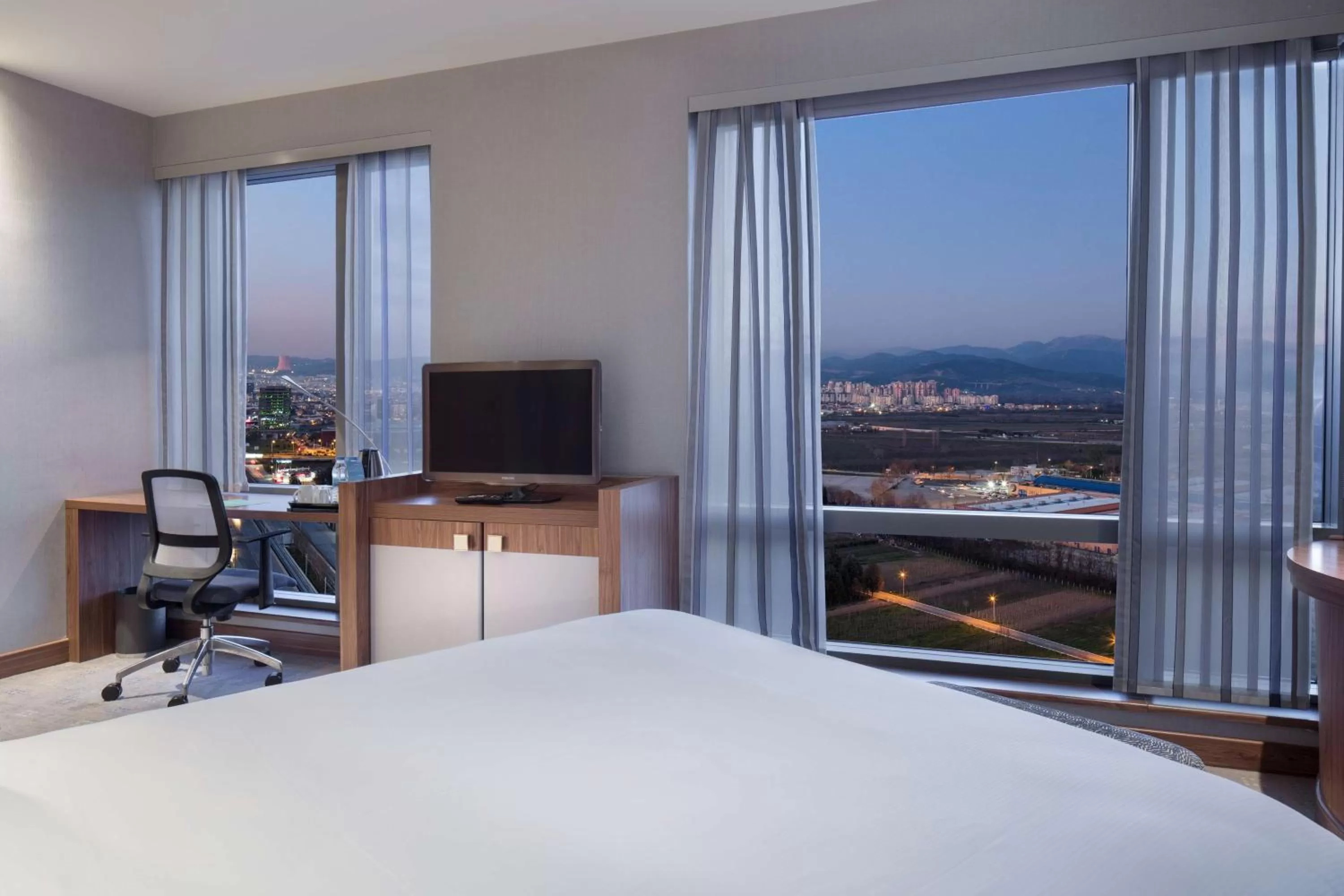Queen Room with City View in Hampton By Hilton Bursa
