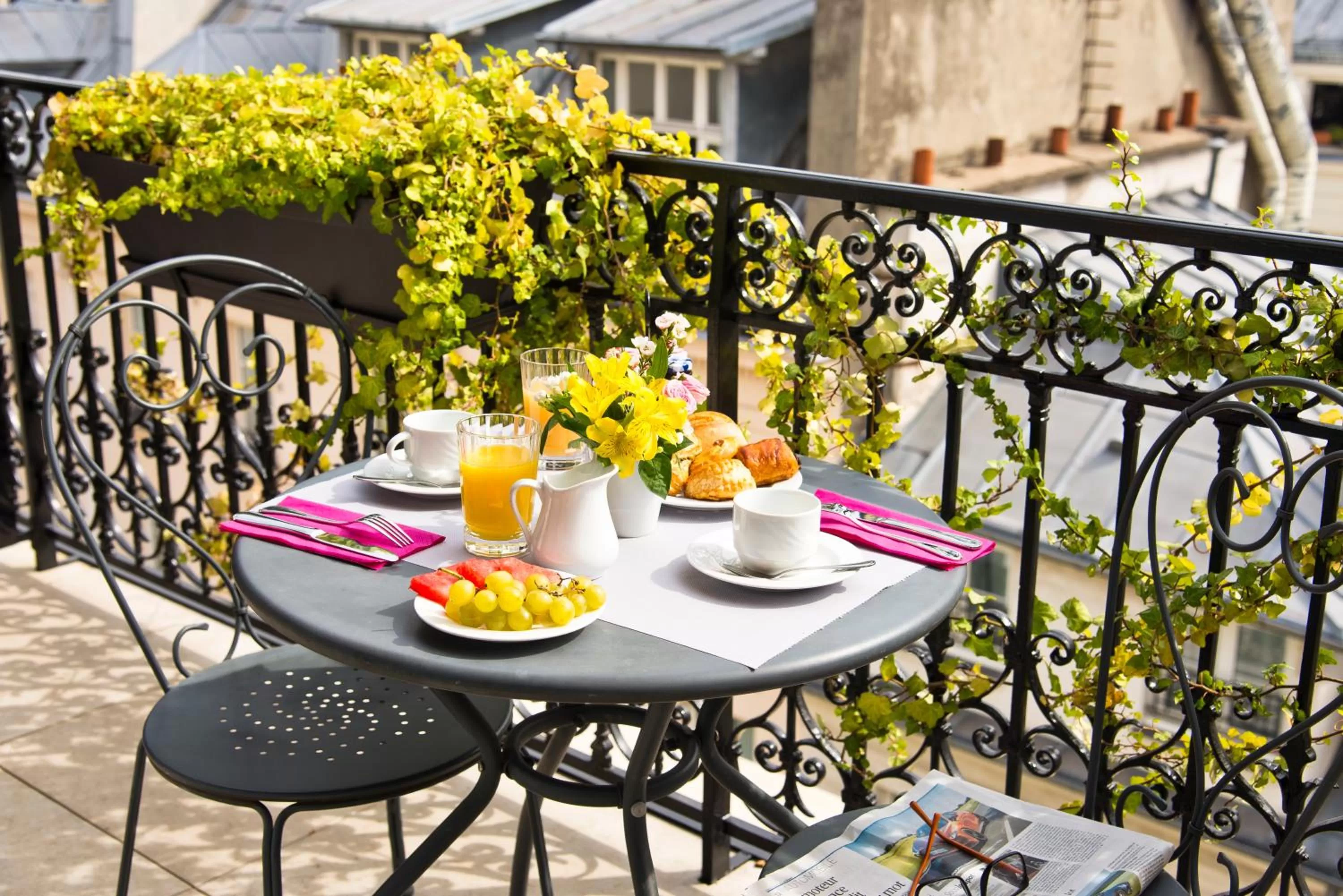 Junior Suite with Terrace in Hôtel Saint-Pétersbourg Opéra & Spa