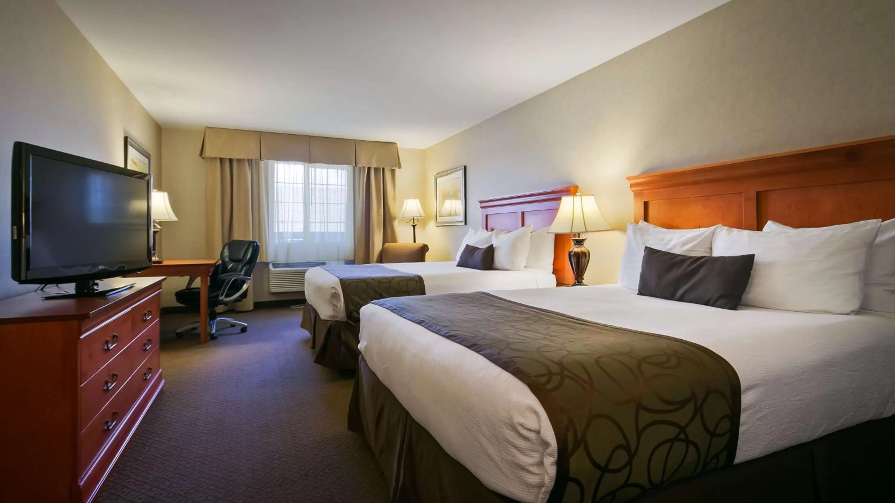 Queen Room with Two Queen Beds and Bath Tub - Disability Access/Non-Smoking in Best Western Plus Kennewick Inn