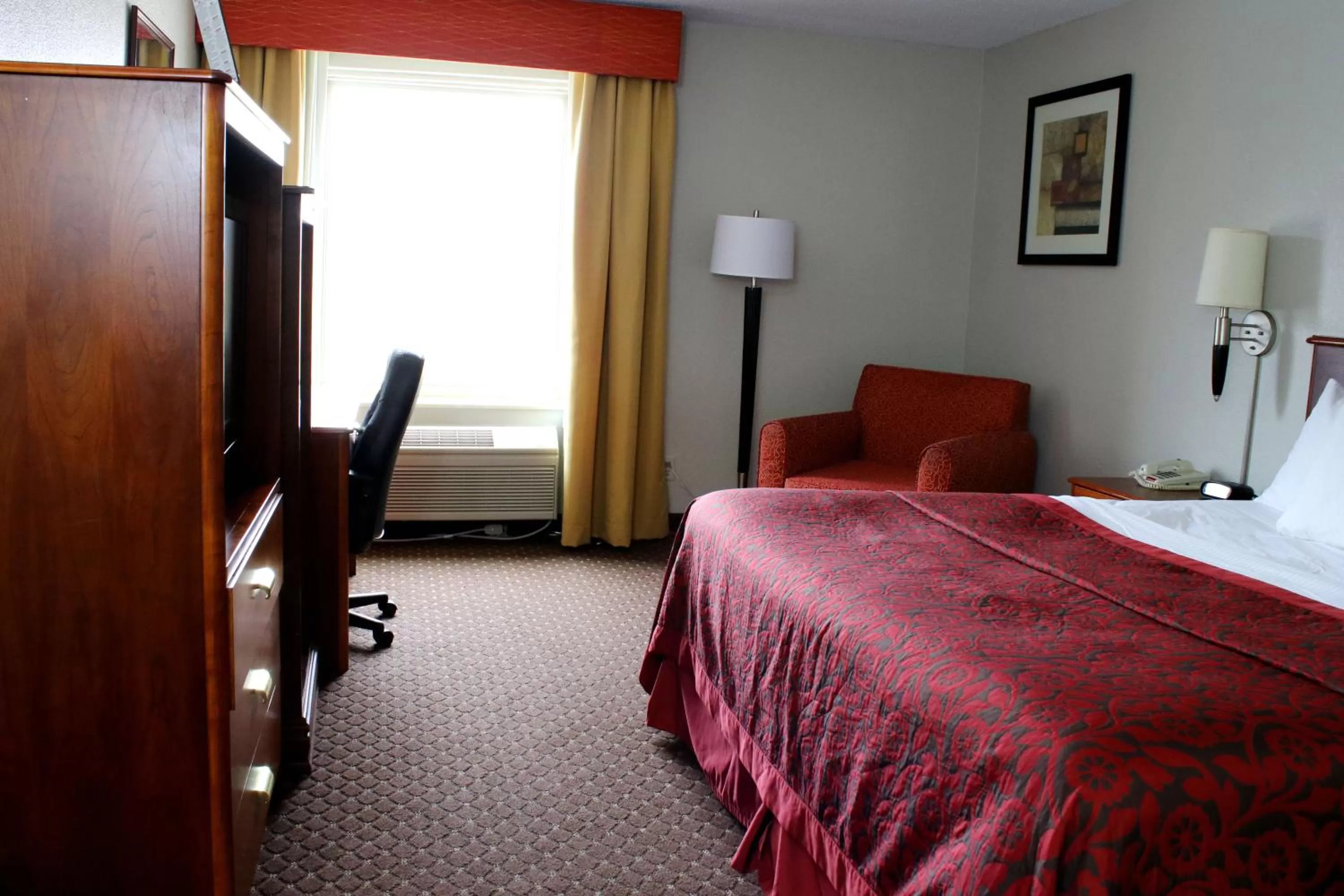King Room in Days Inn & Suites by Wyndham Bloomington/Normal IL