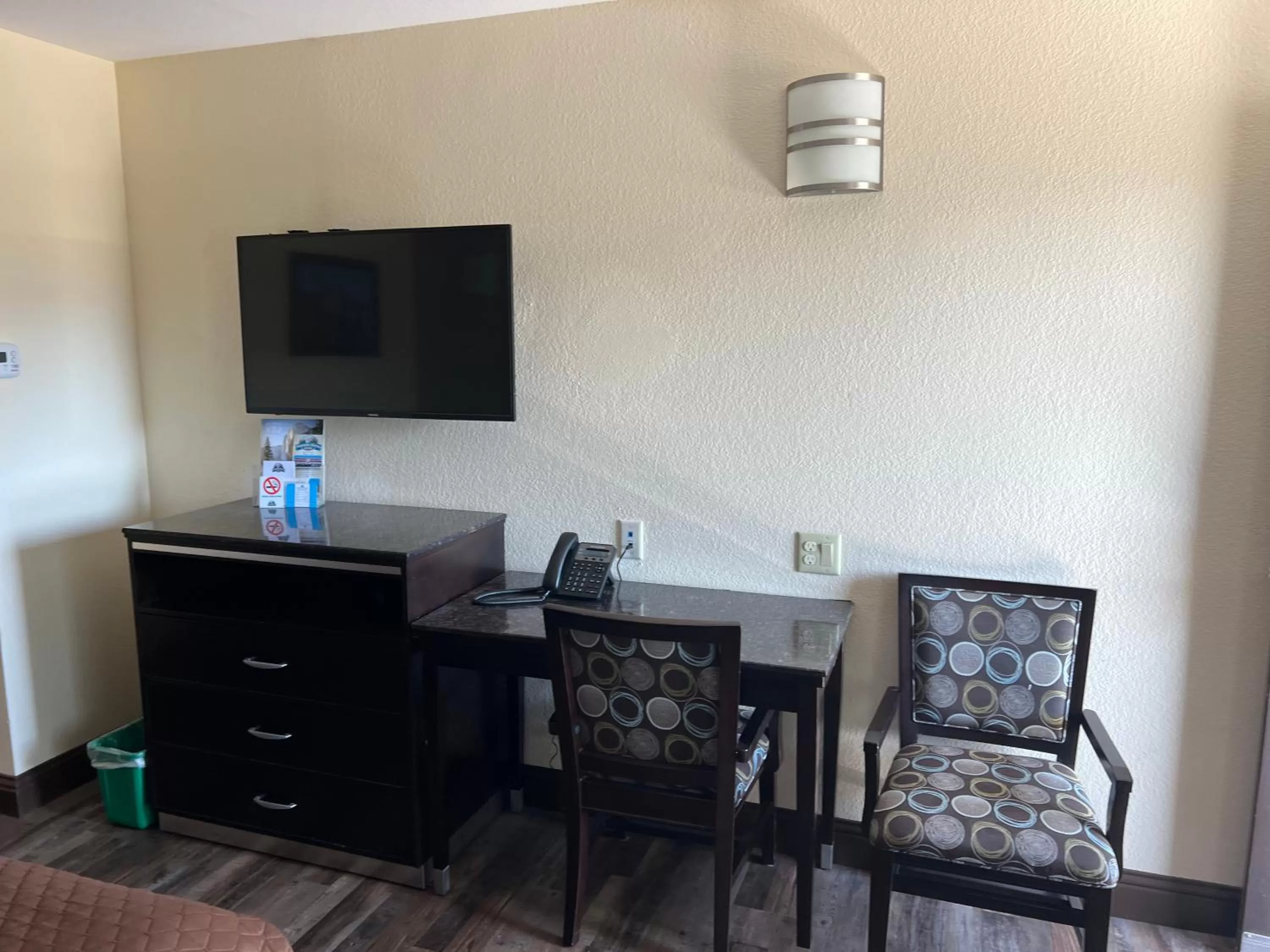 Double Queen Room with Mountain View in Yosemite Sierra Inn