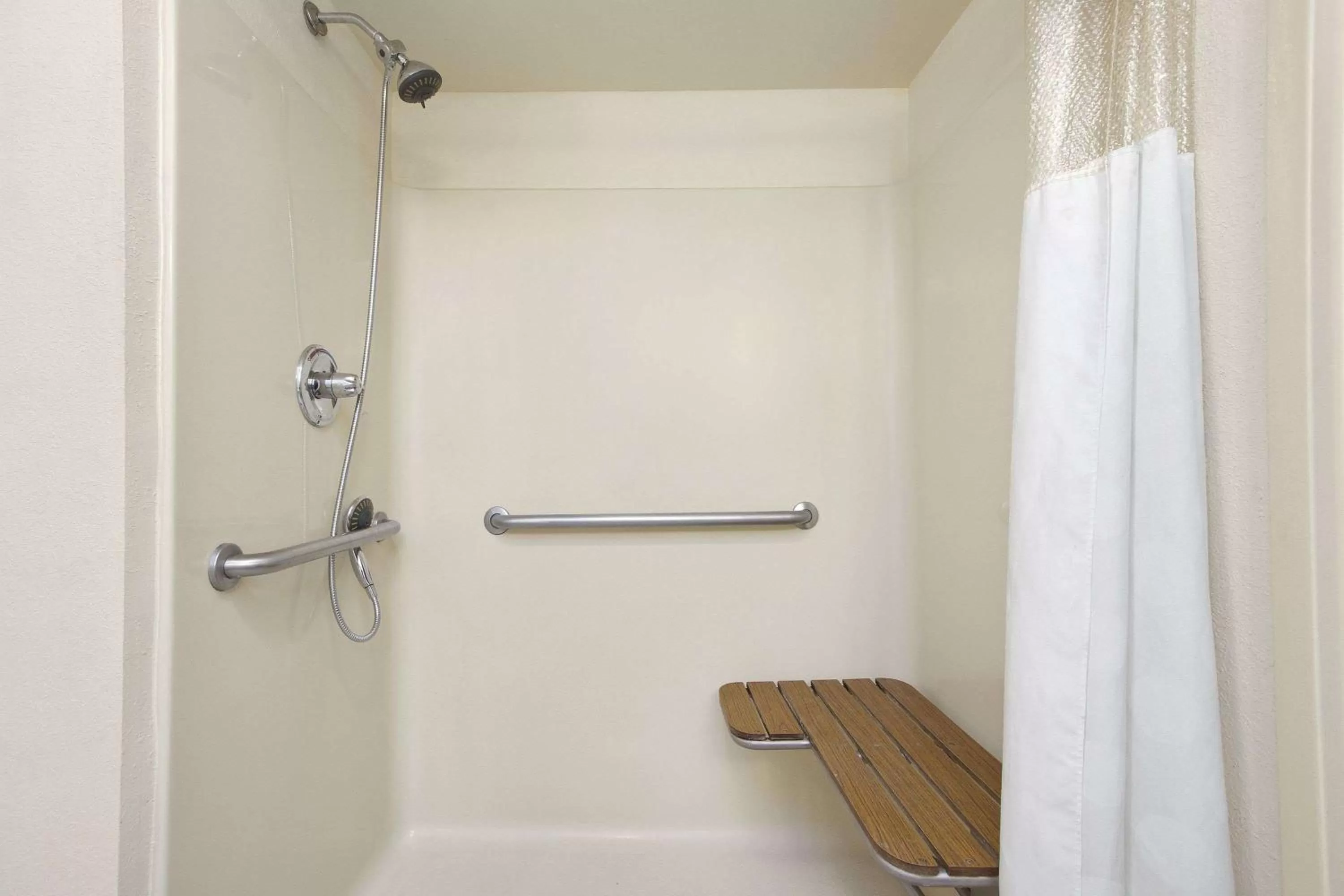 King Room with Bath Tub - Mobility Accessible/Non-Smoking in Days Inn By Wyndham Lexington-Columbia