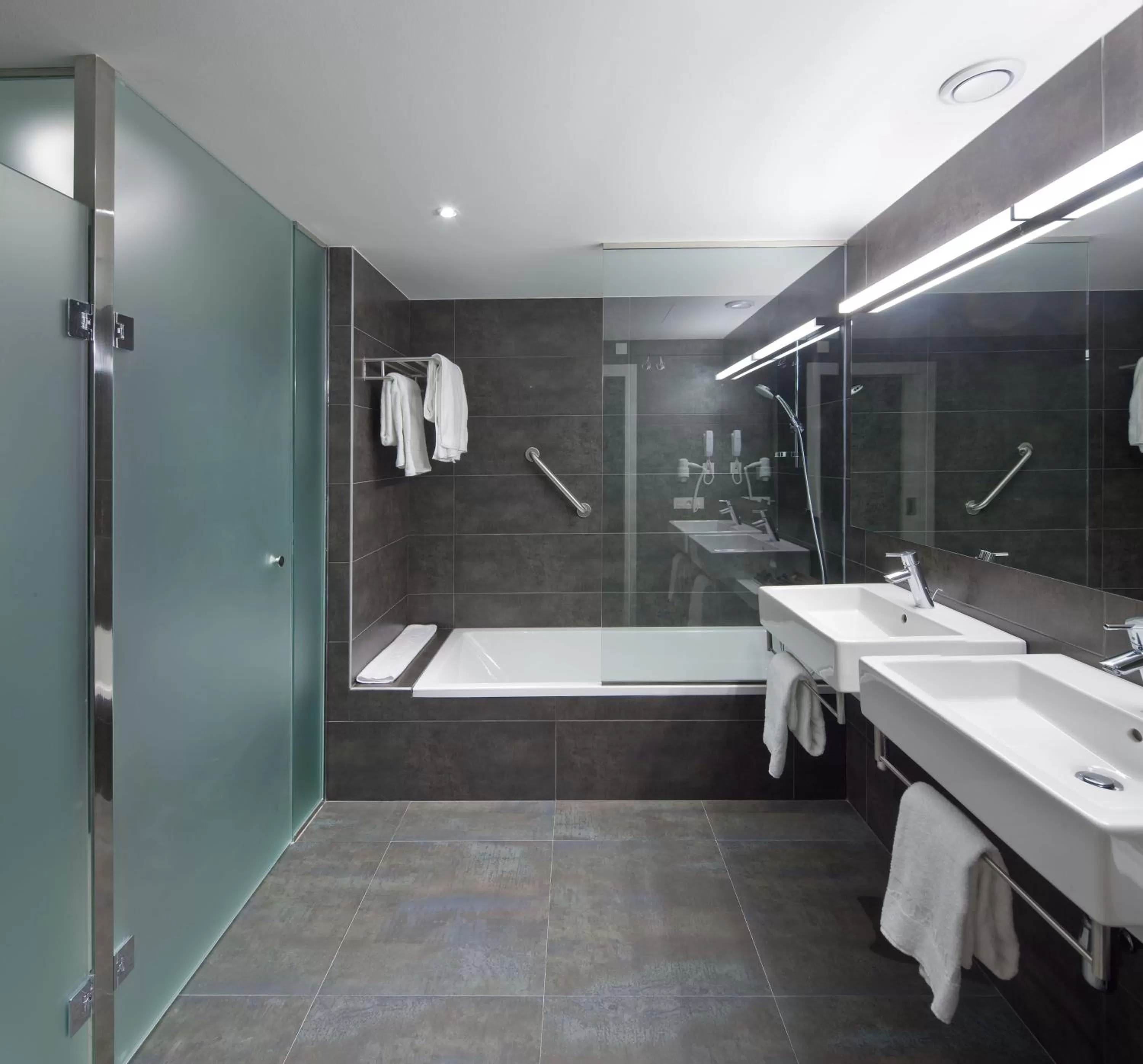 Double or Twin Room with Extra Bed (2 Adults + 1 Child) in Sercotel Hola Tafalla