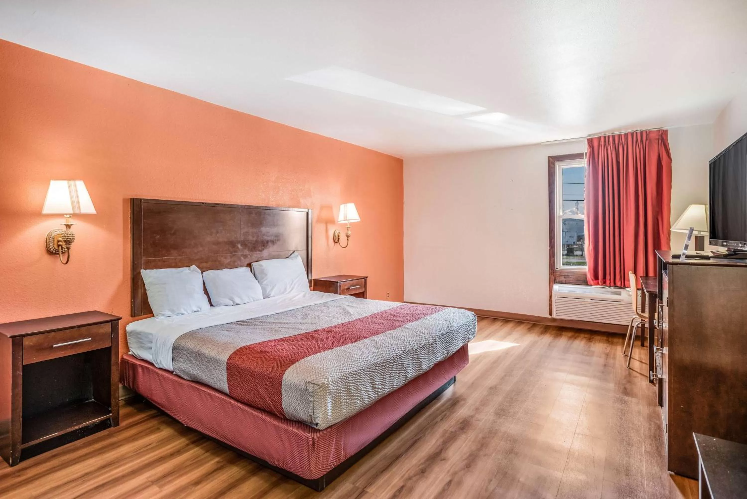 Deluxe King Room - Non-Smoking in Motel 6-Levittown, PA - Bensalem