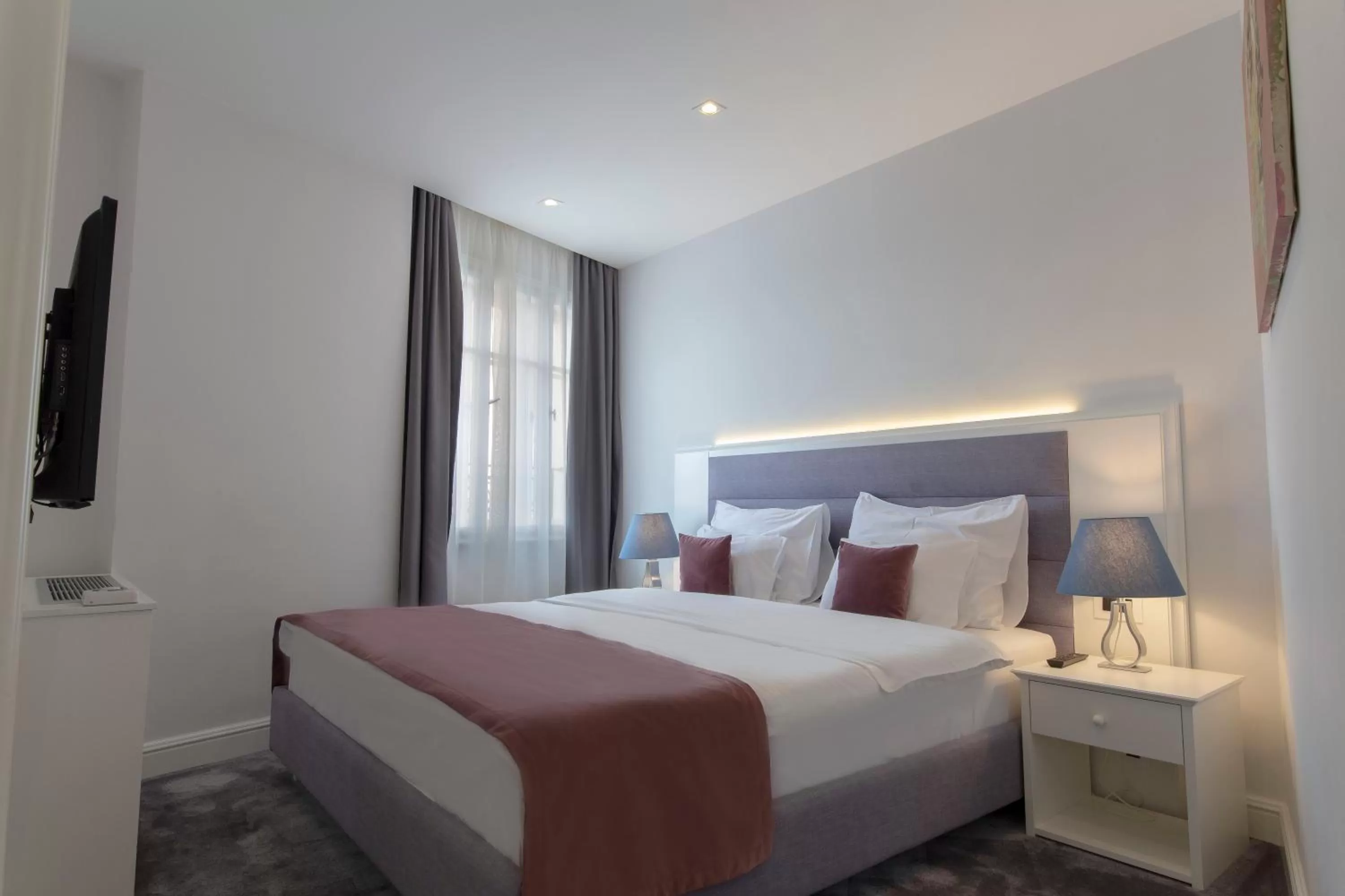 Two-Bedroom Apartment with Free Parking in Public House Hotel