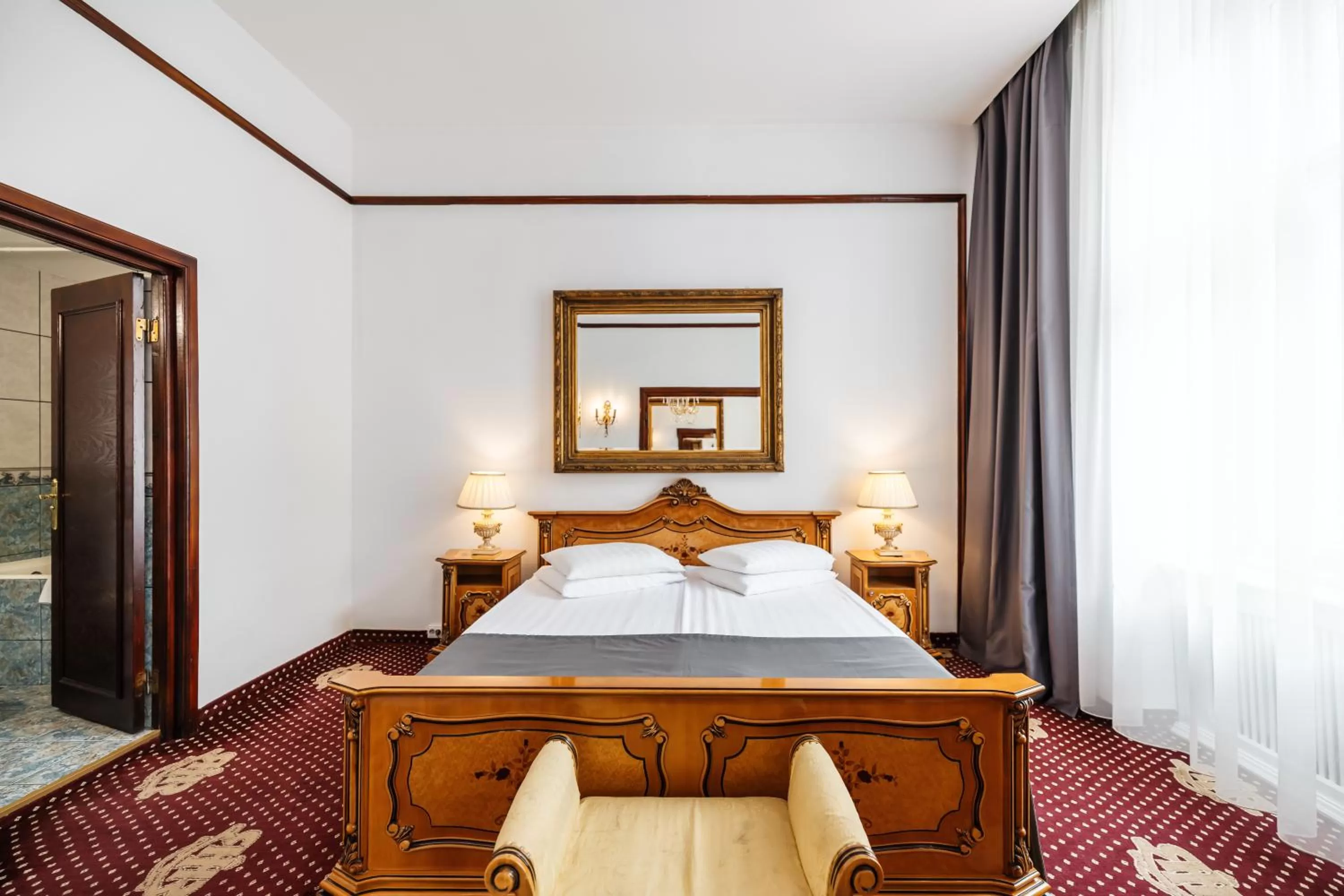 One-Bedroom Suite in Hotel Imparatul Romanilor
