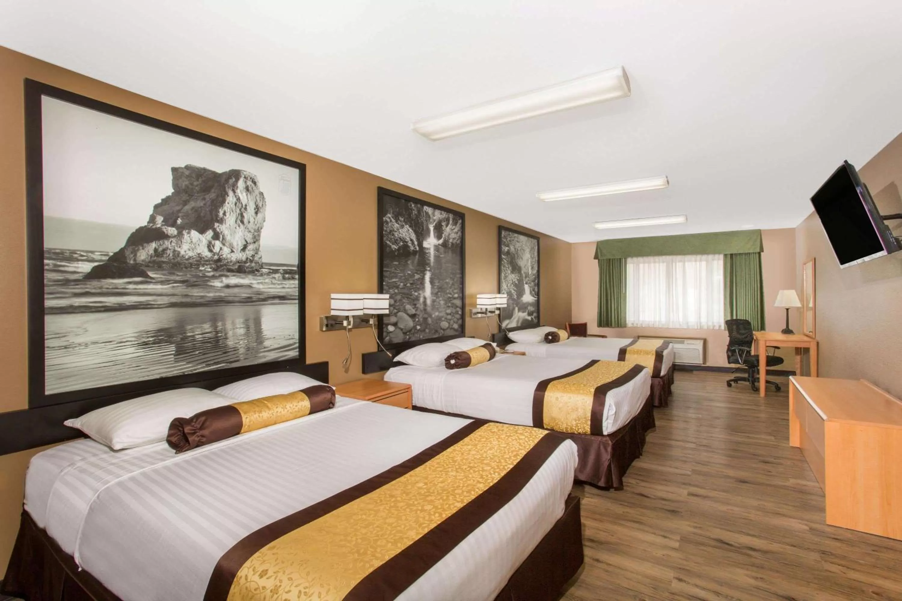 Queen Suite - Non-Smoking in Super 8 by Wyndham Baker City