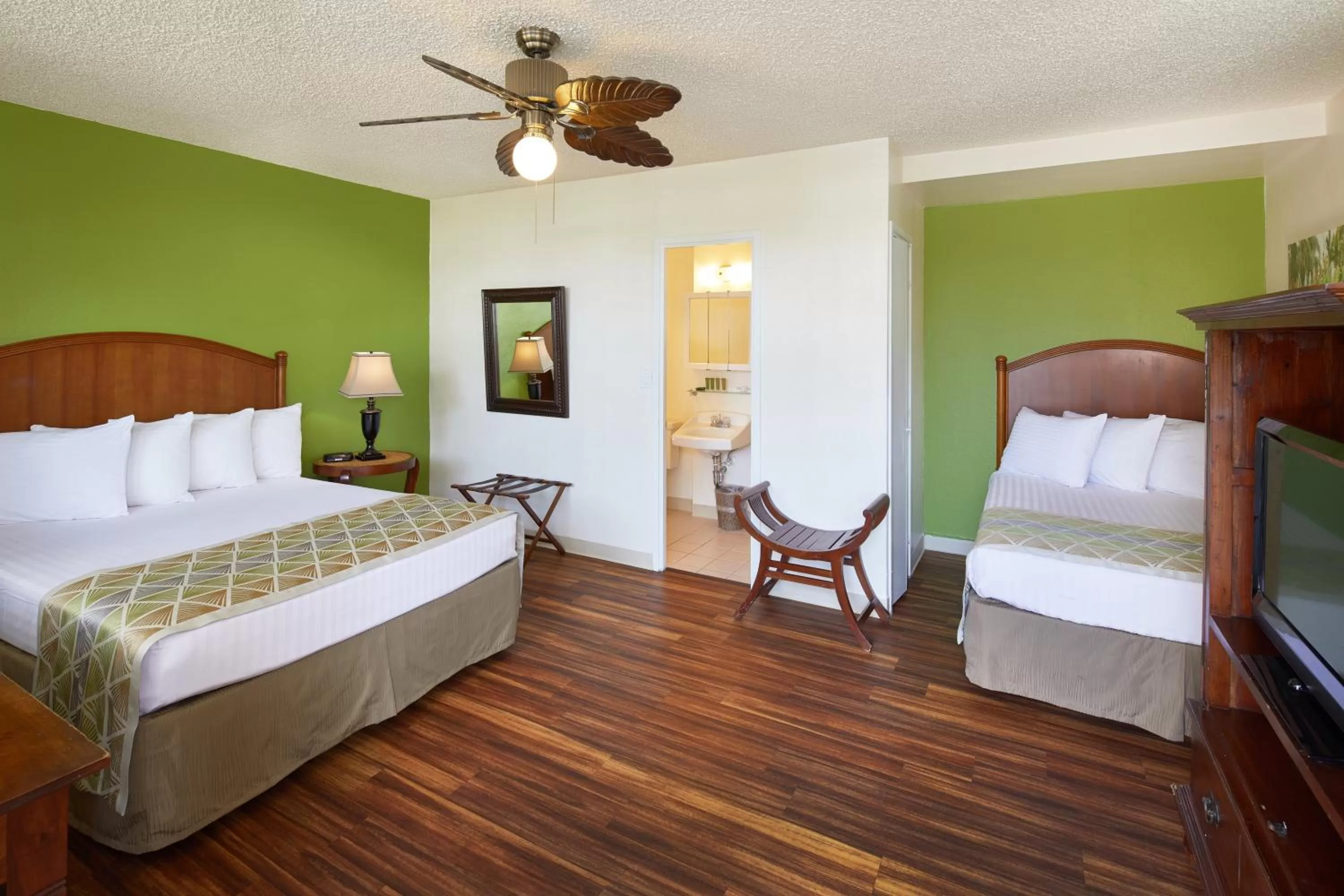 Double Room with Two Double Beds in Pacific Marina Inn Airport