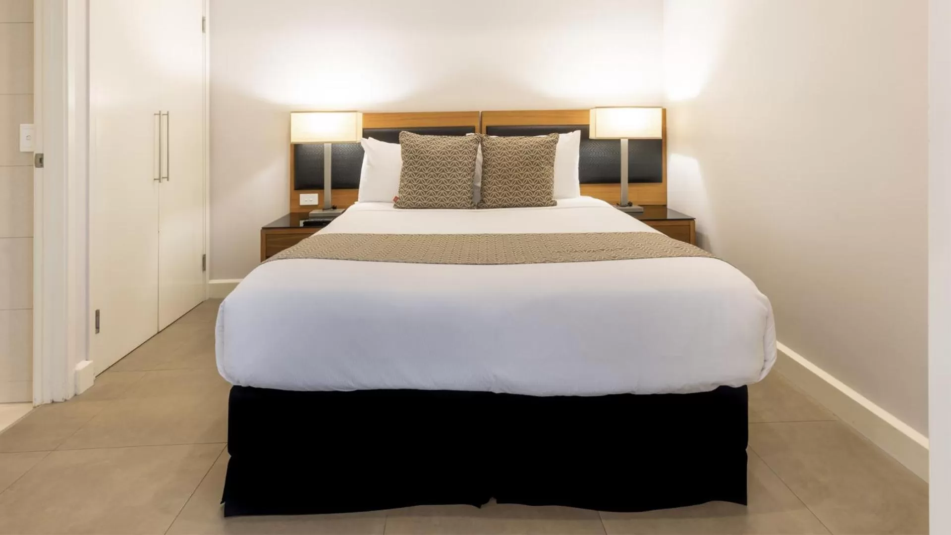 One-Bedroom Apartment - No Housekeeping in Oaks Darwin Elan Hotel