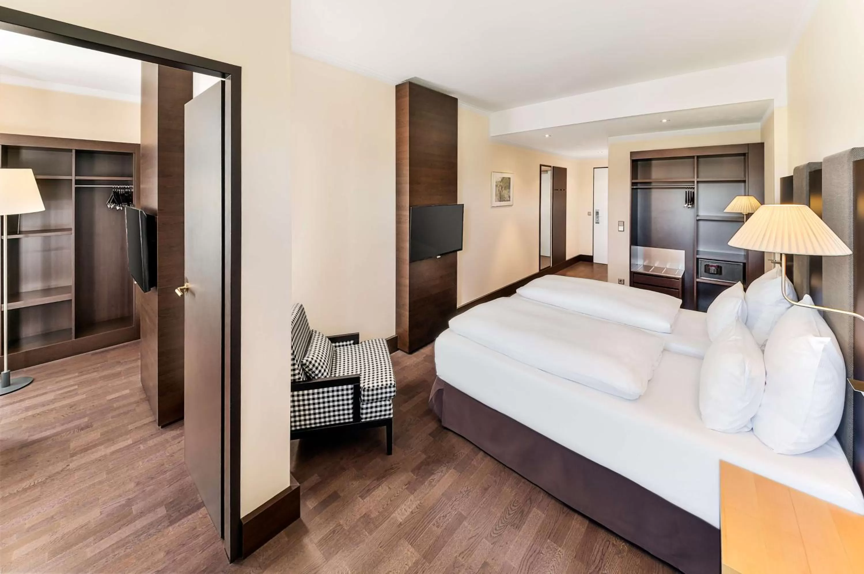 Junior Suite with Extra Bed (2 Adults + 1 Child) in NH München City Süd