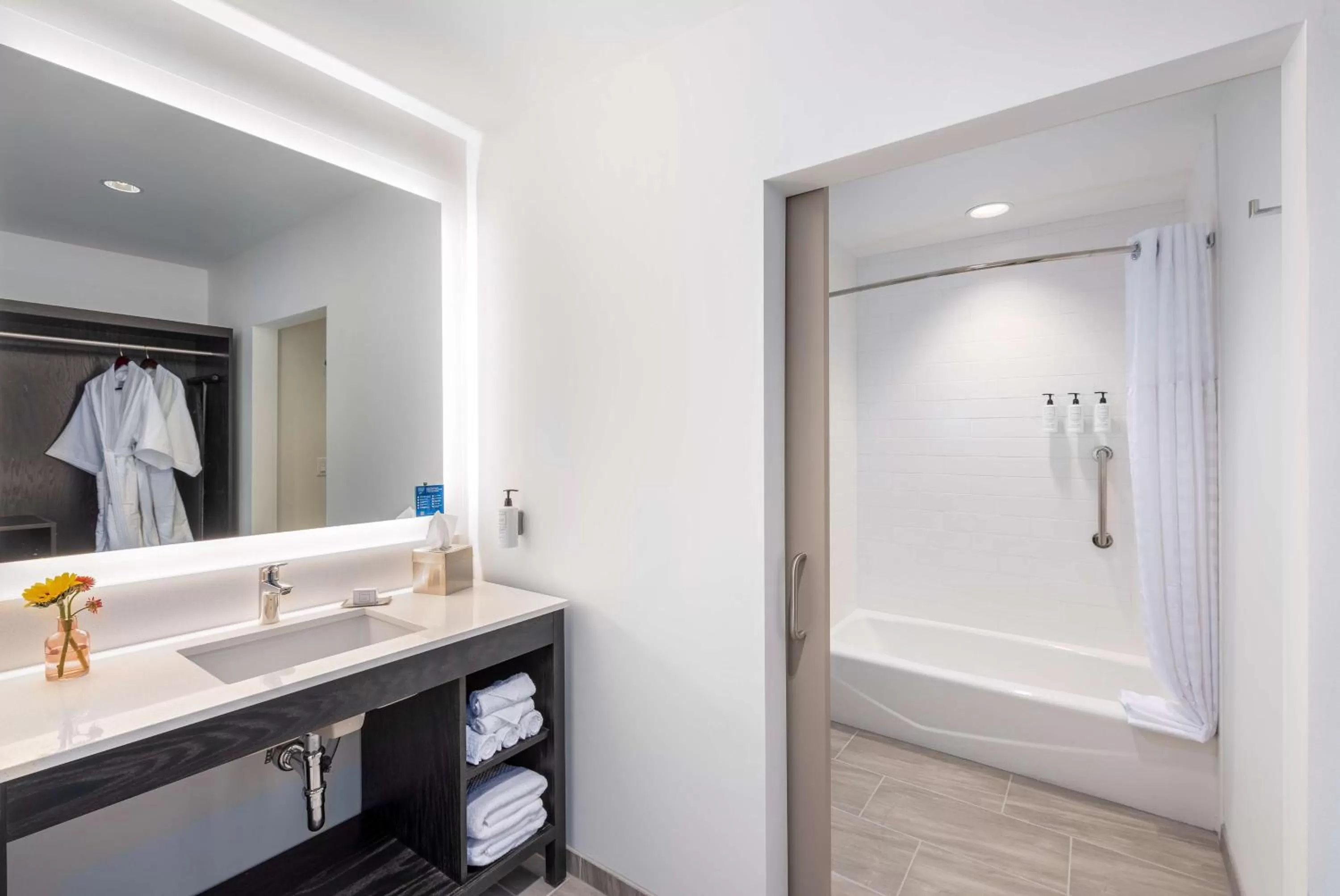 Deluxe King Room with Sitting Area in Holman Riverfront Park Hotel Salem, Tapestry By Hilton