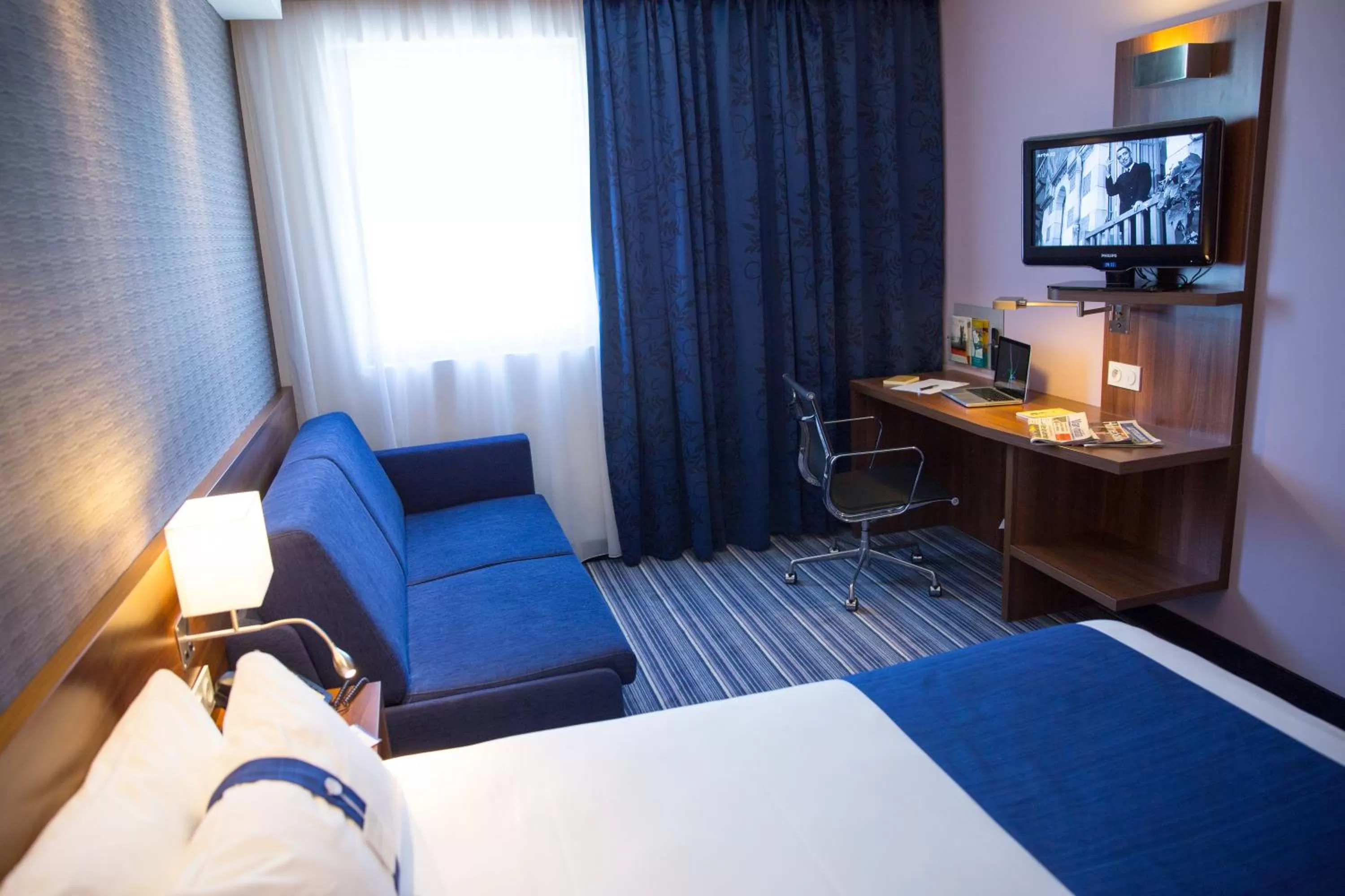 Standard Double Room with Sofa Bed in Holiday Inn Express Toulon - Est by IHG
