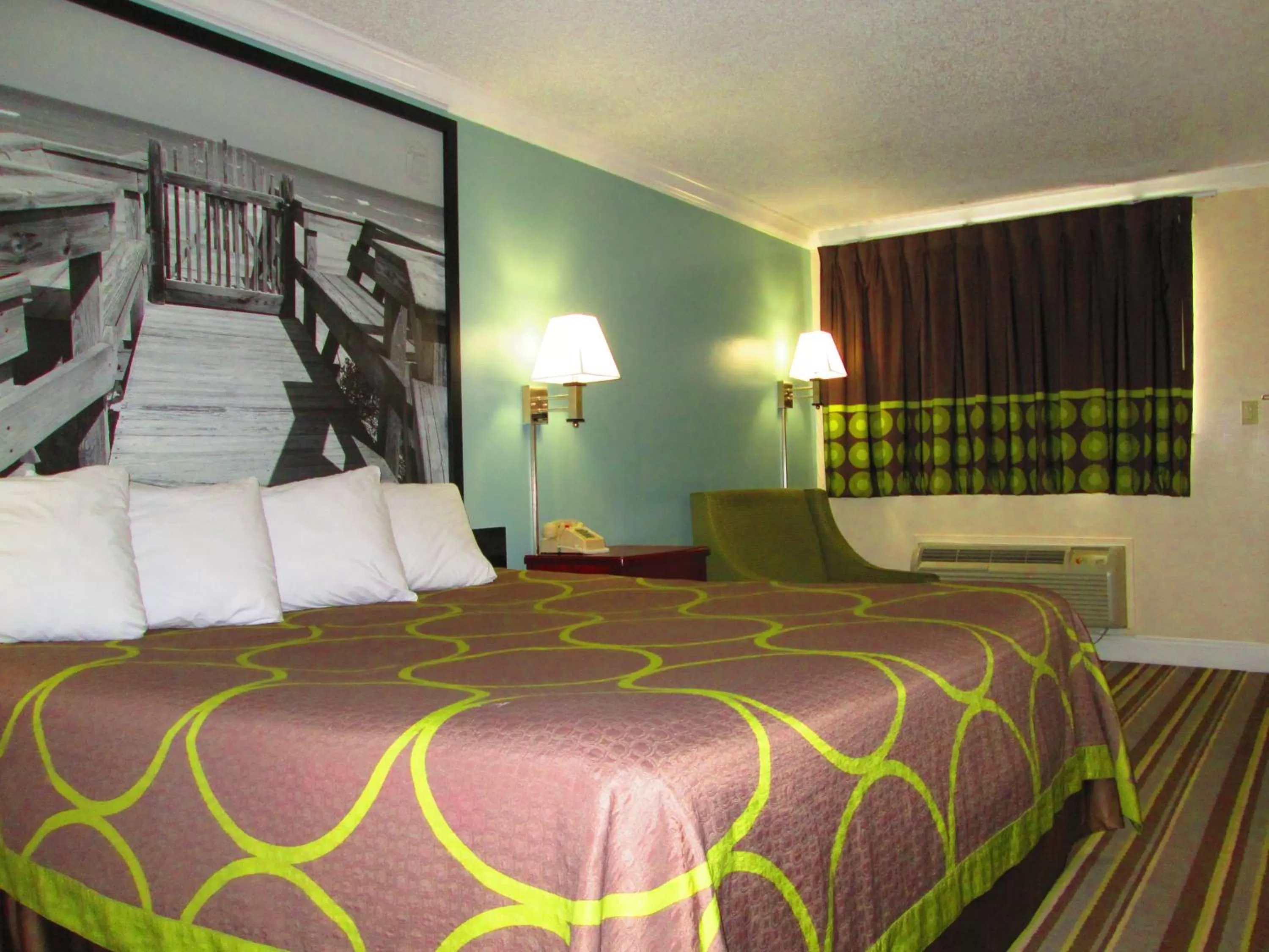 King Room - Non-Smoking in Super 8 by Wyndham Ft Walton Beach