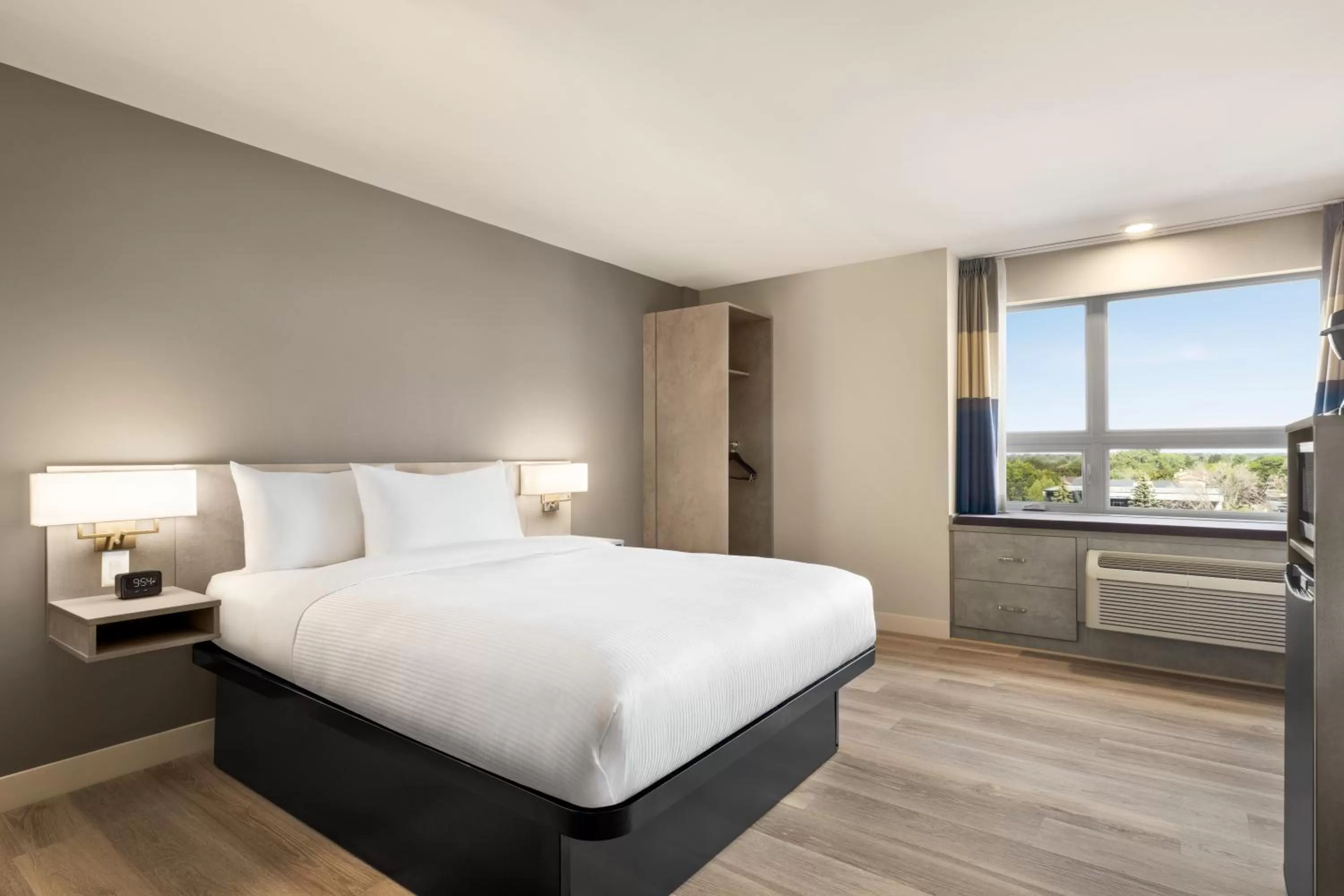 1 Queen Bed, Mobility Accessible Room, Roll-in Shower, Non-Smoking in Microtel Inn & Suites Dorval QC