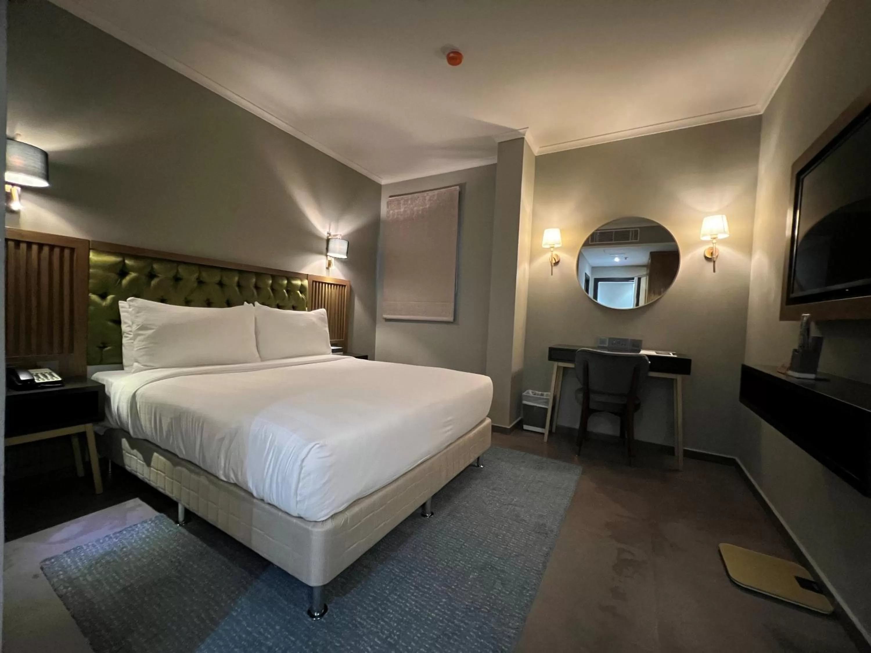 Standard Queen Room in President Hotel