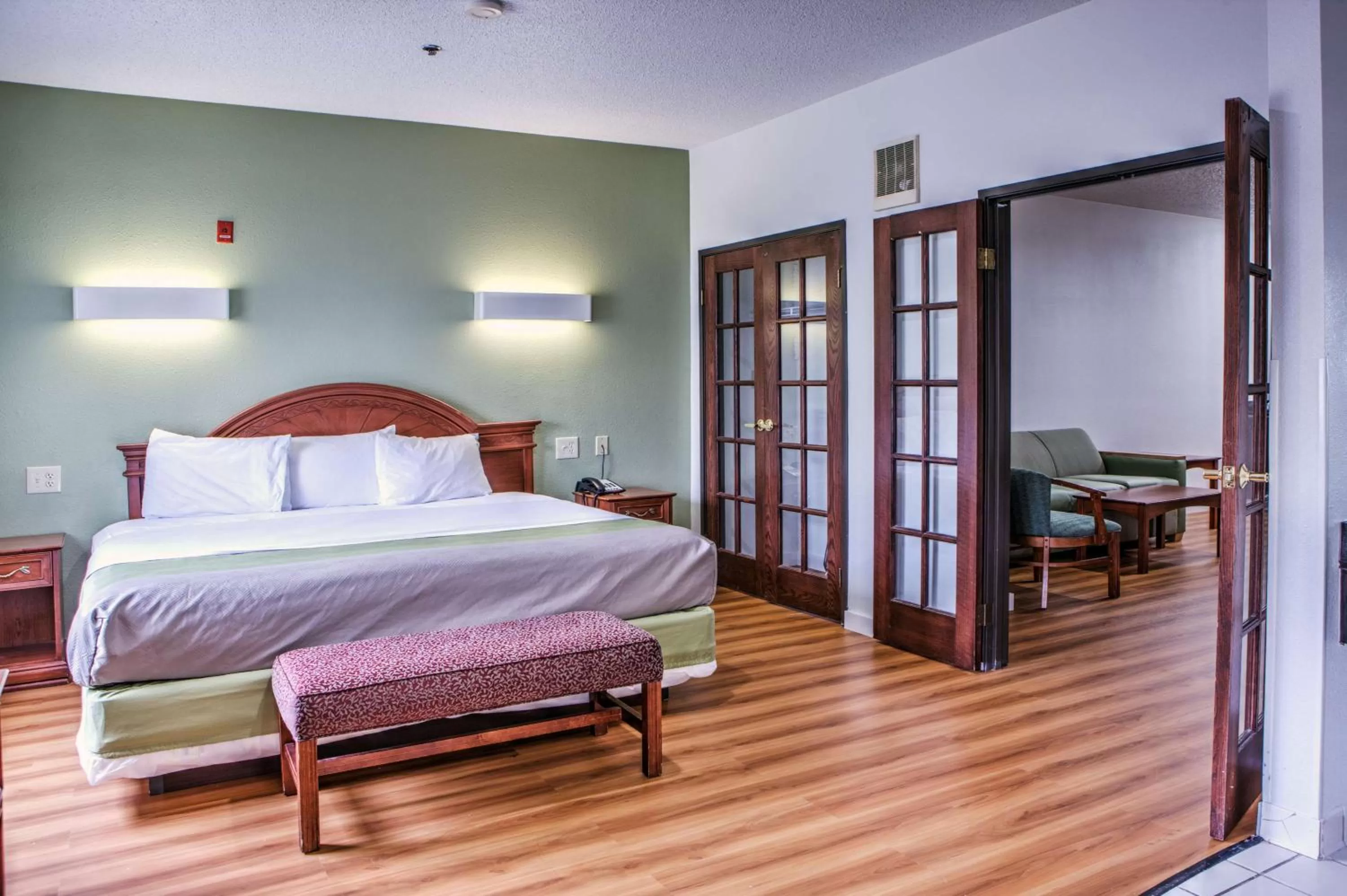 Deluxe King Suite - Non-Smoking in Motel 6-Dallas, TX - Northwest