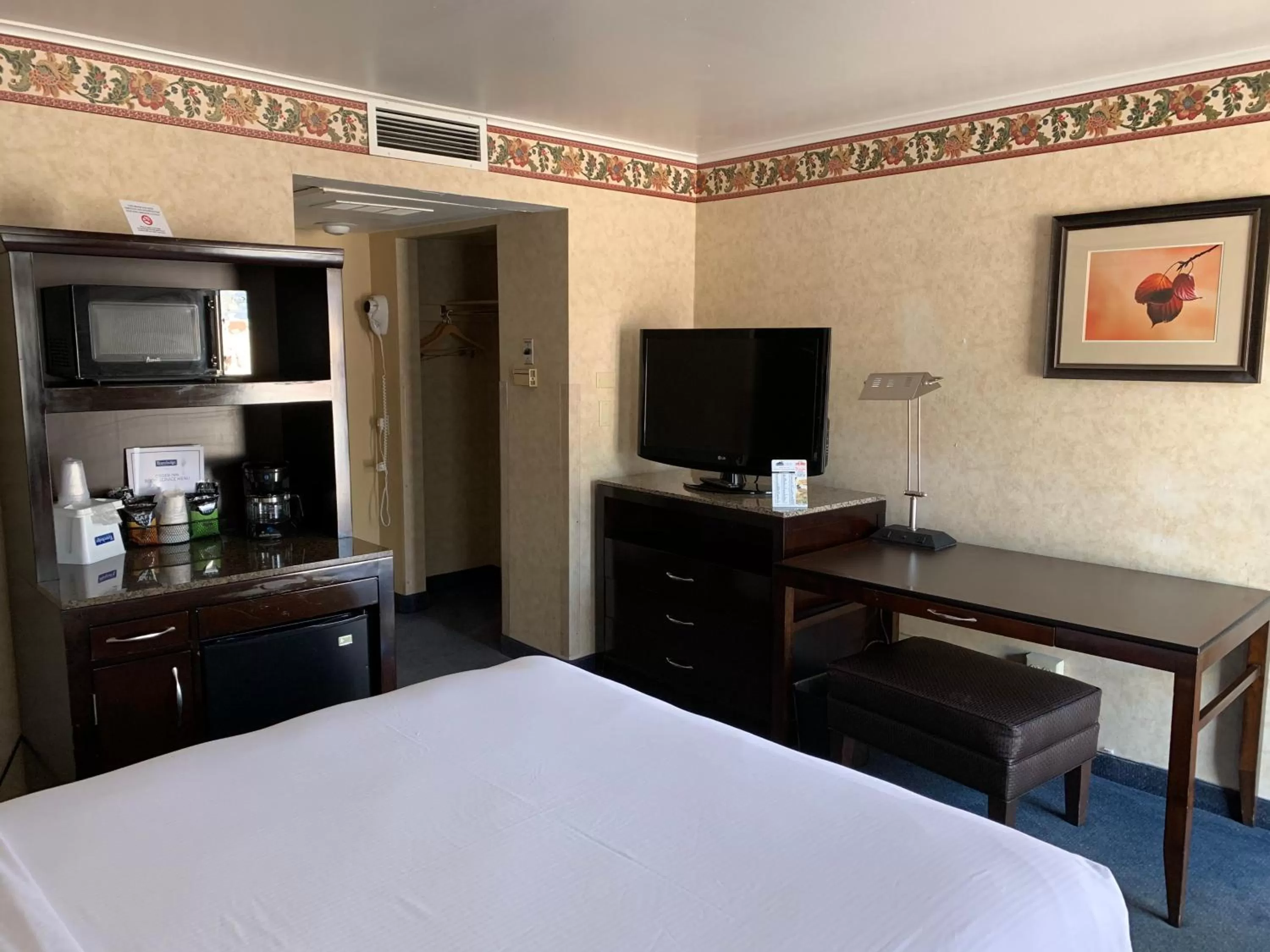Queen Room - Non-Smoking in Travelodge by Wyndham Rapid City