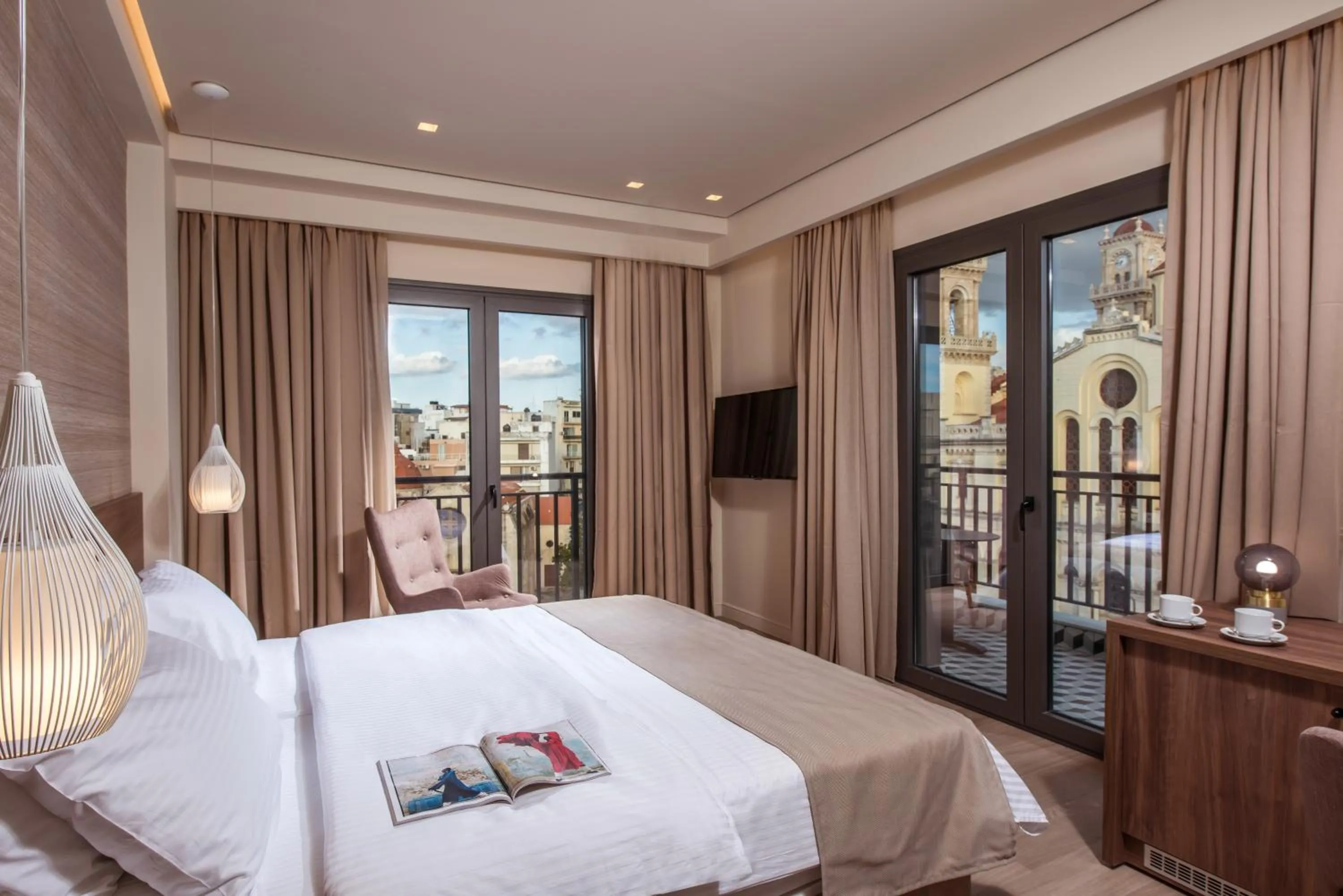 Deluxe Room with Balcony and City View in Metropole Urban Hotel