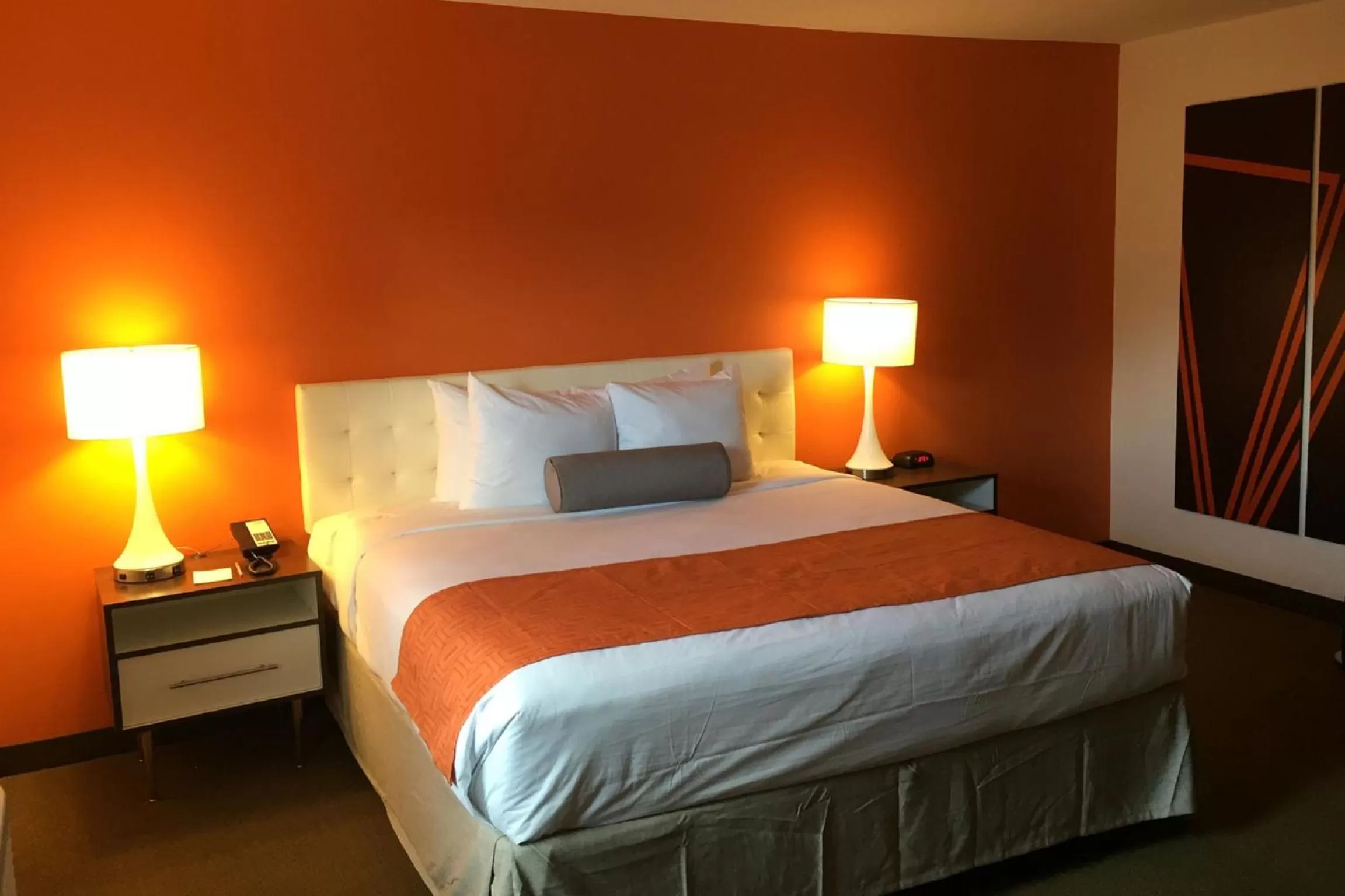 Deluxe King Suite - Non-Smoking in Howard Johnson by Wyndham Quincy/ Boston