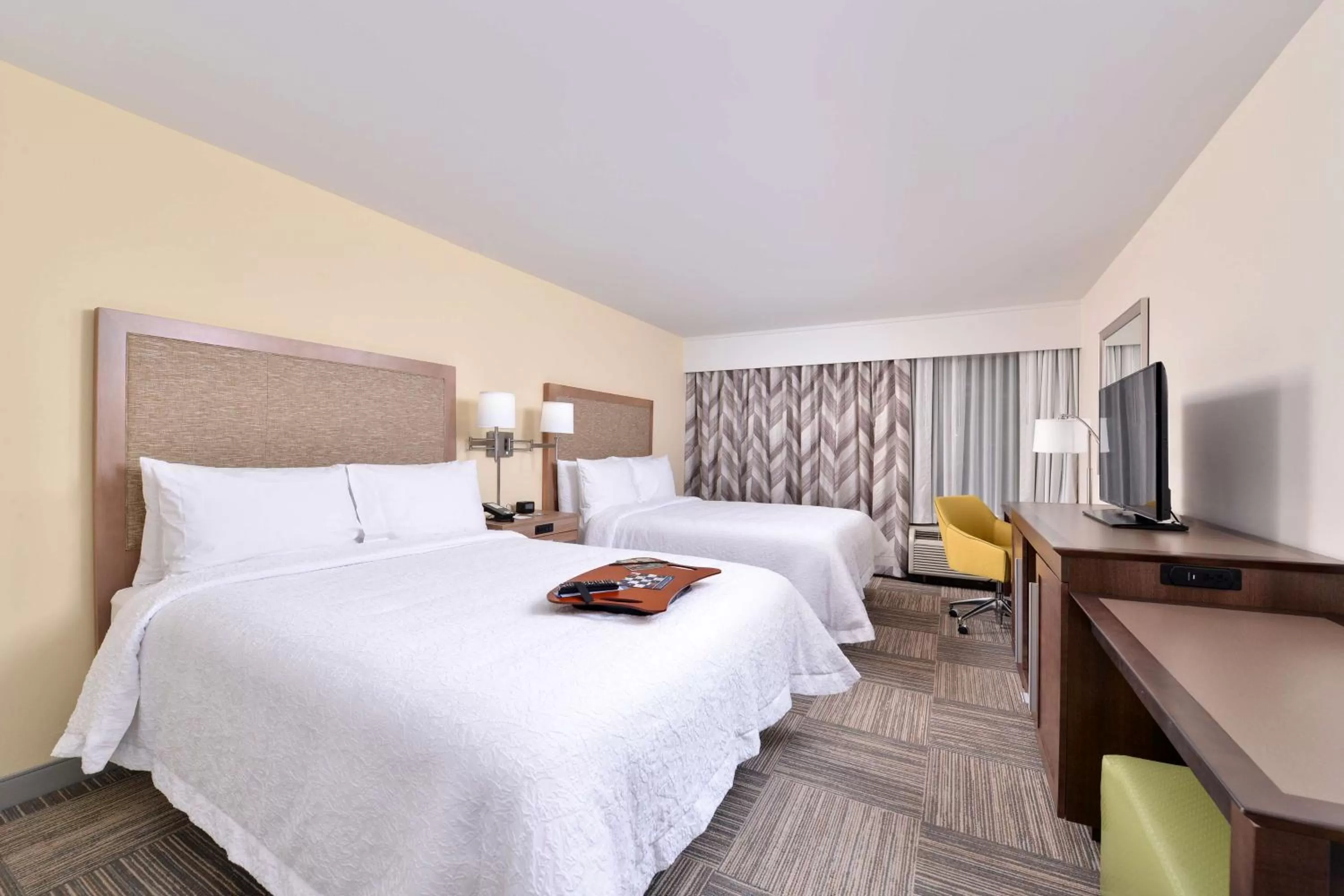 Bed in Hampton Inn Cartersville
