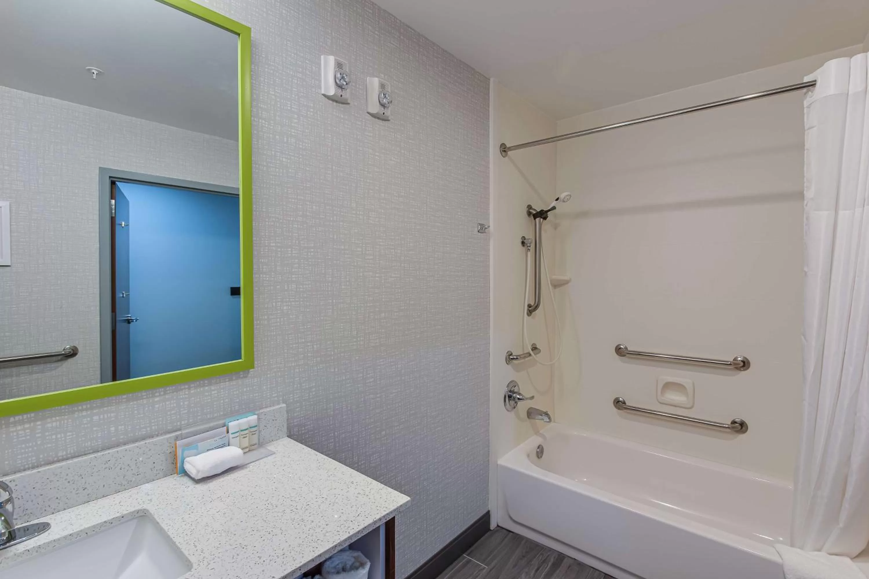 Queen Room with Bath Tub - Mobility Accessible/Non-Smoking in Hampton Inn Oak Grove Fort Campbell