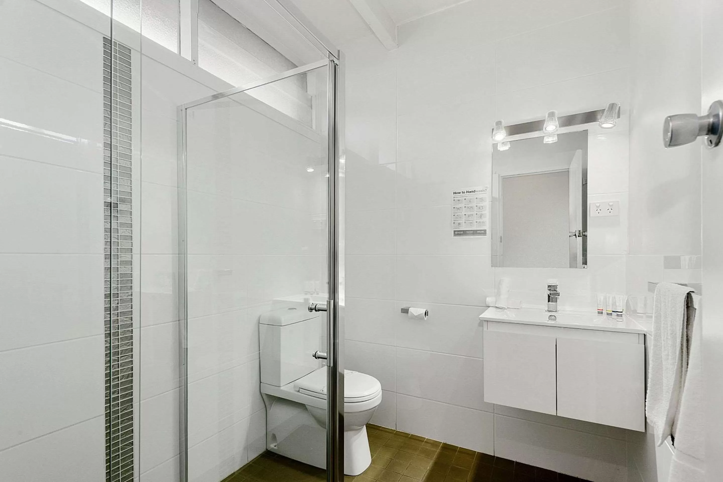 Classic Queen Room in Comfort Inn Flinders on Main