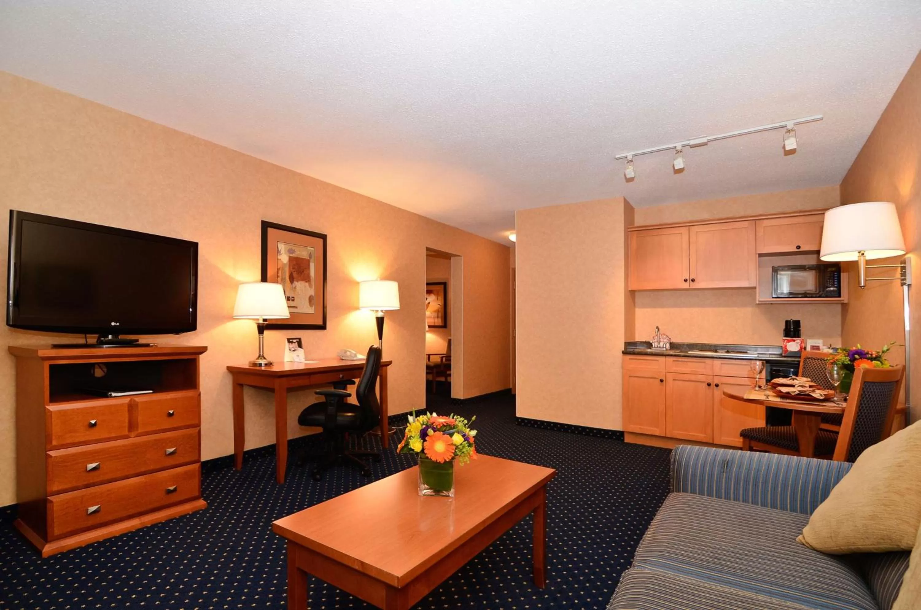 King Suite with Sofa Bed and Kitchenette - Non-Smoking in Best Western PLUS Langley Inn