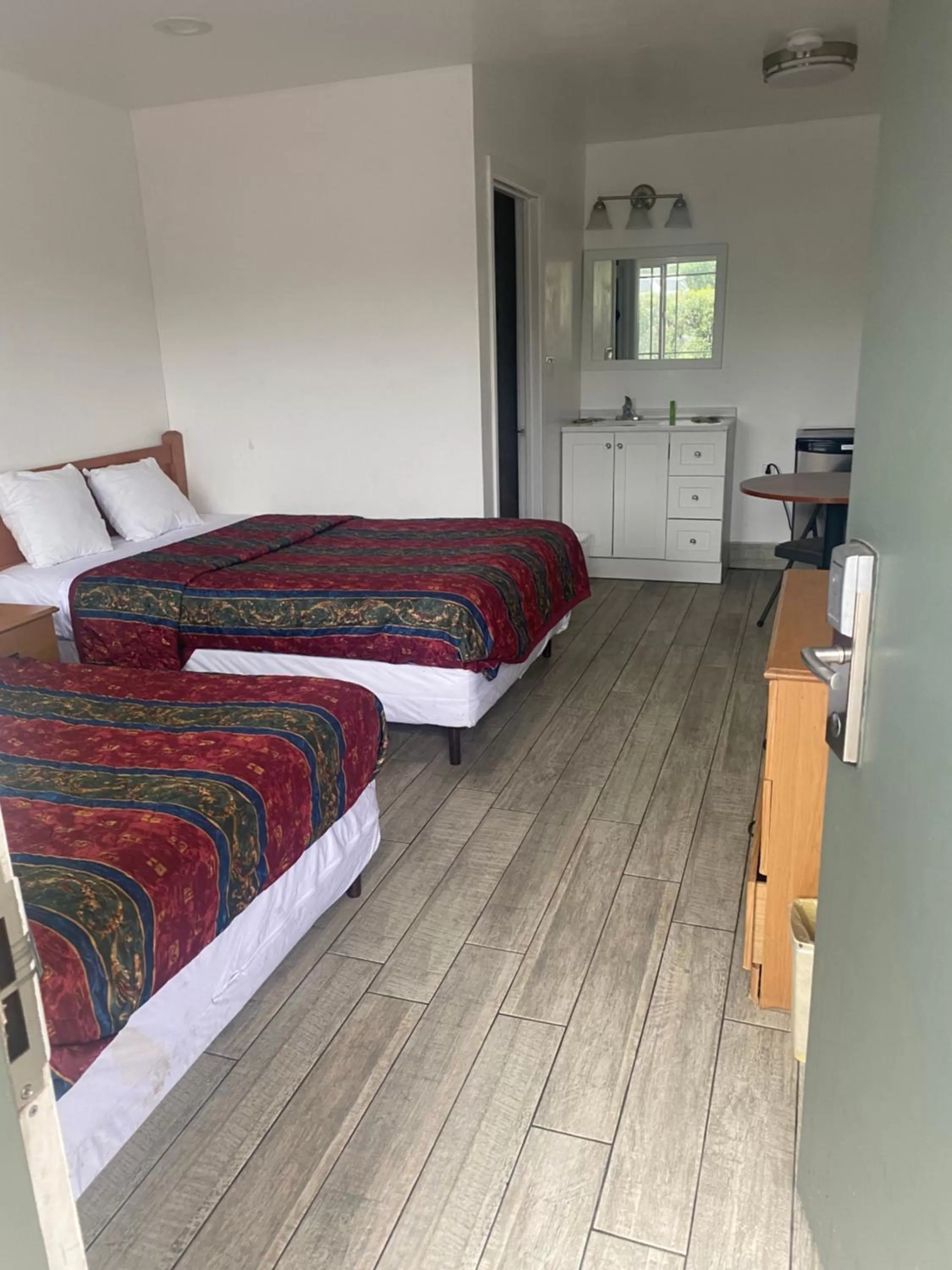 2 Queen Beds Non-Smoking in Americas Best Value Inn Thousand Oaks