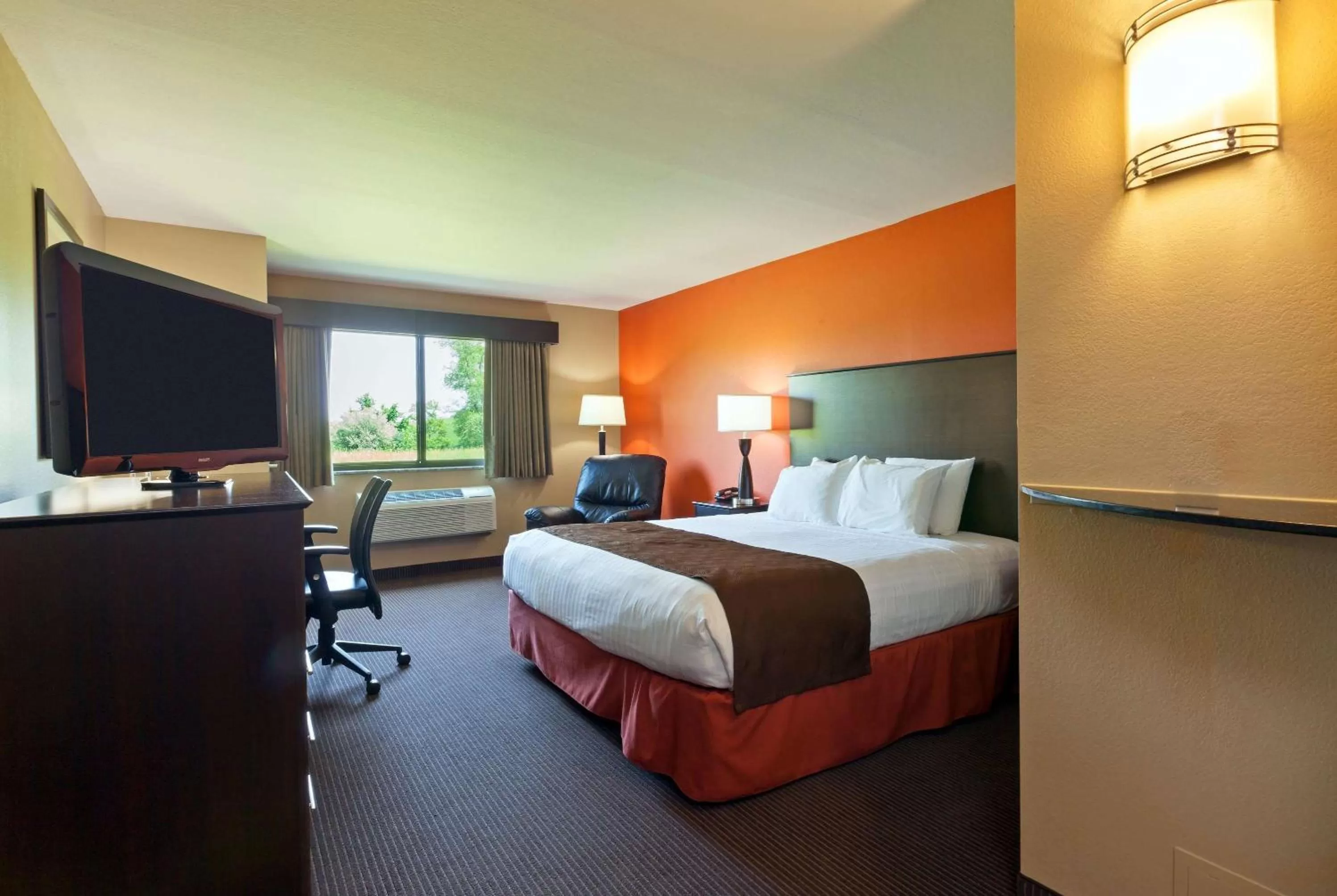 Deluxe King Room - Mobility Access/Non-Smoking in AmericInn by Wyndham Algona