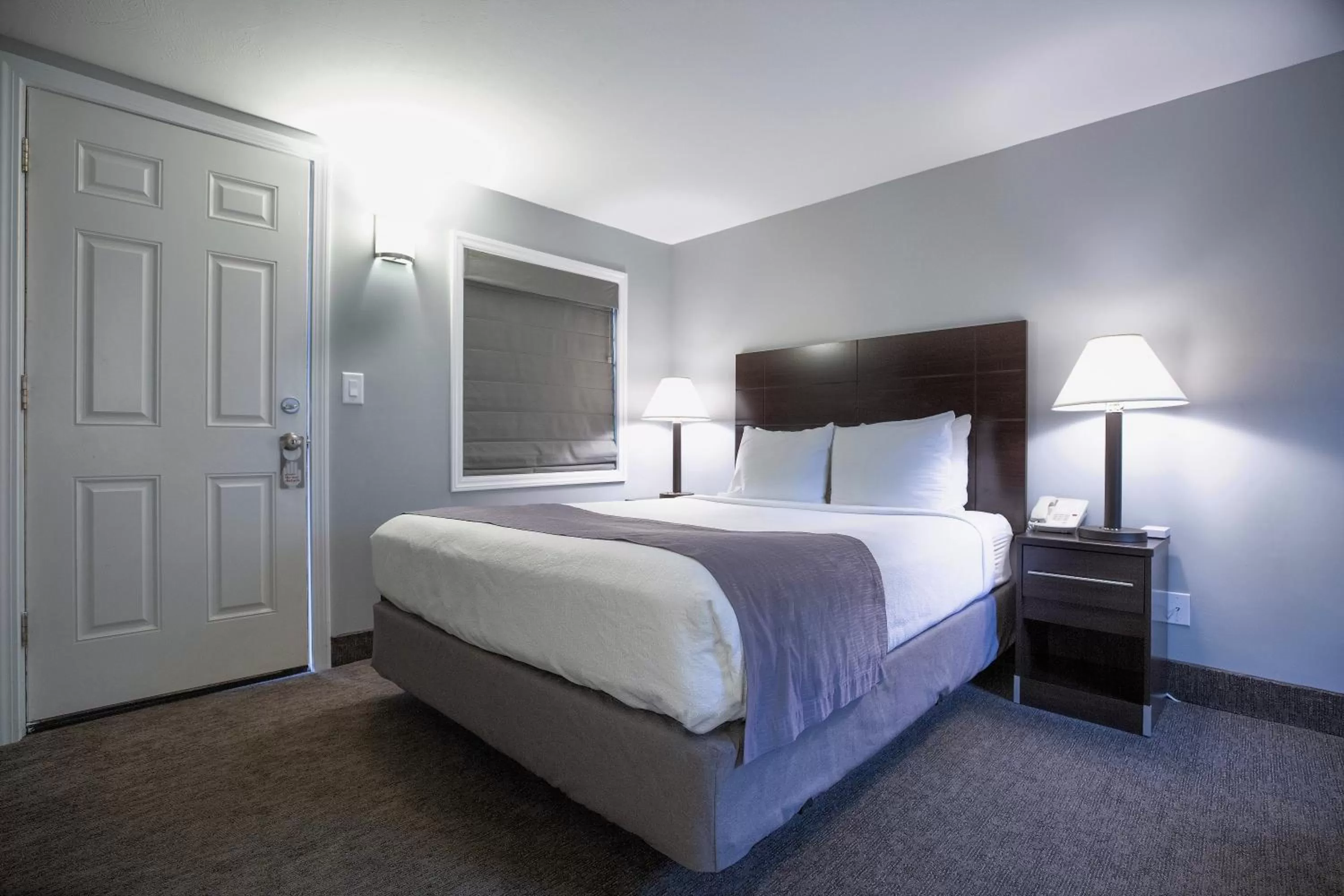 Deluxe Queen Room in Mt. Madison Inn & Suites