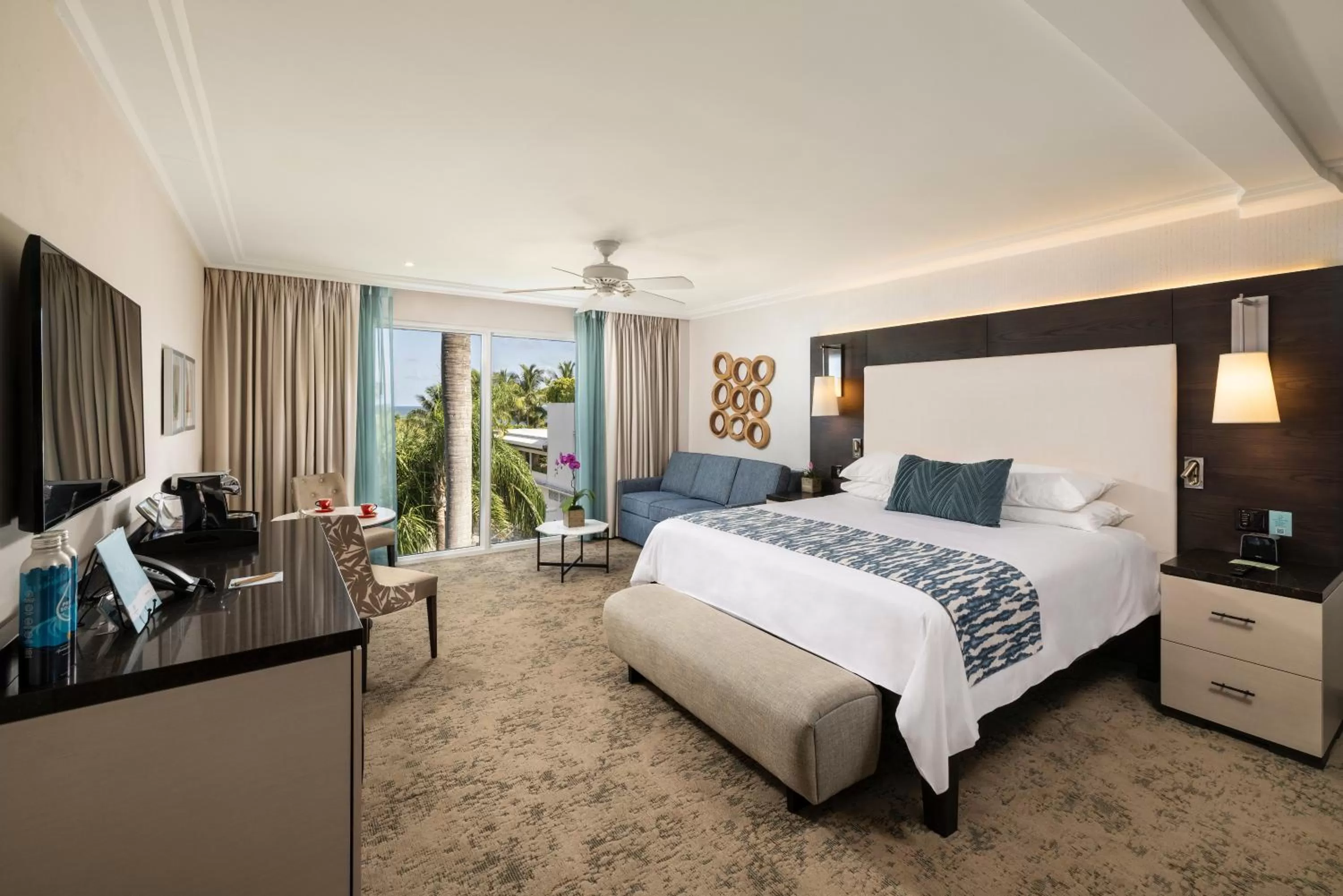 Deluxe Partial Ocean View 1 King Bed in The Palms Hotel & Spa