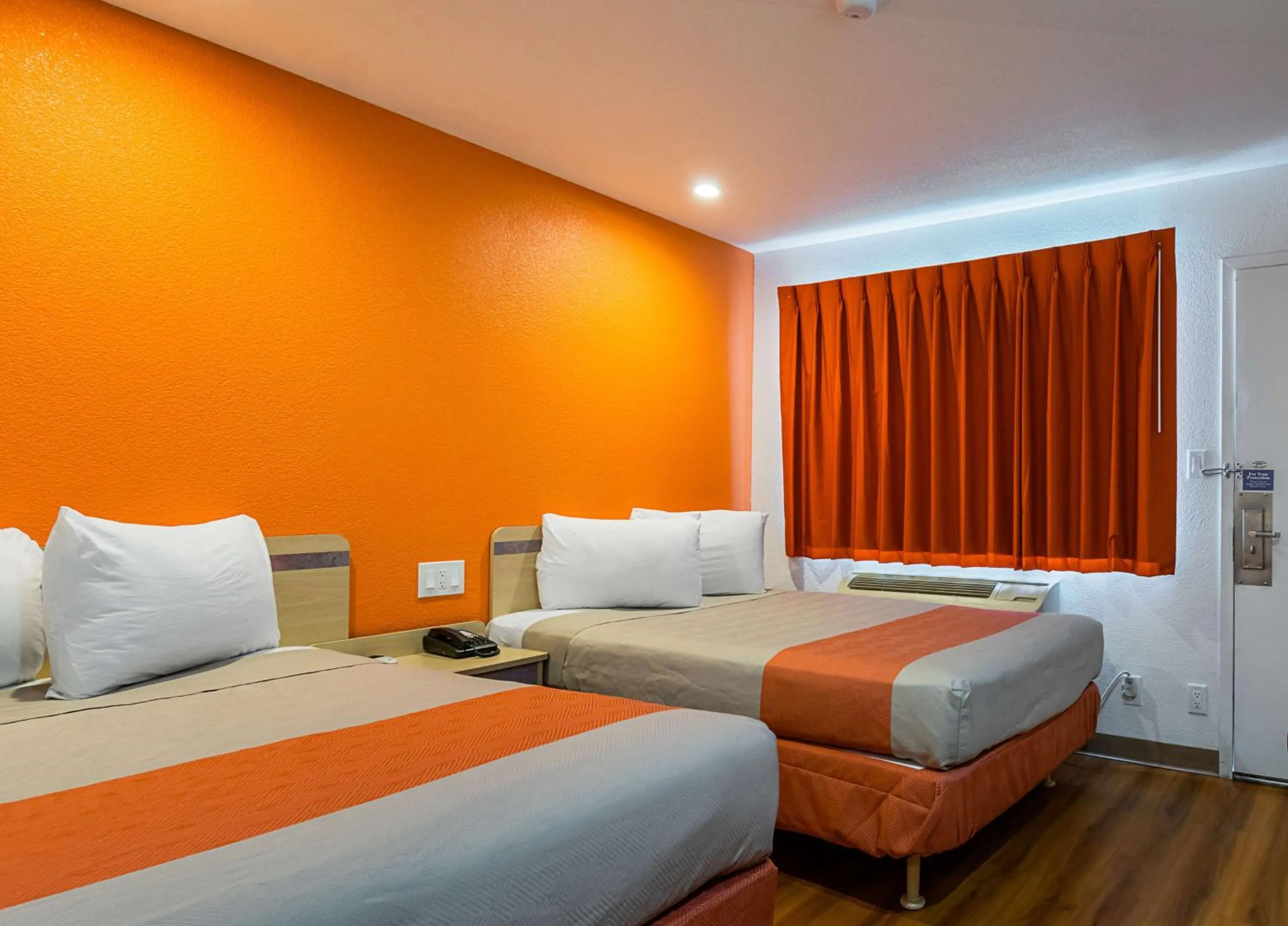 2 Full Beds | Non-Smoking in Motel 6 Lost Hills / Buttonwillow Racetrack