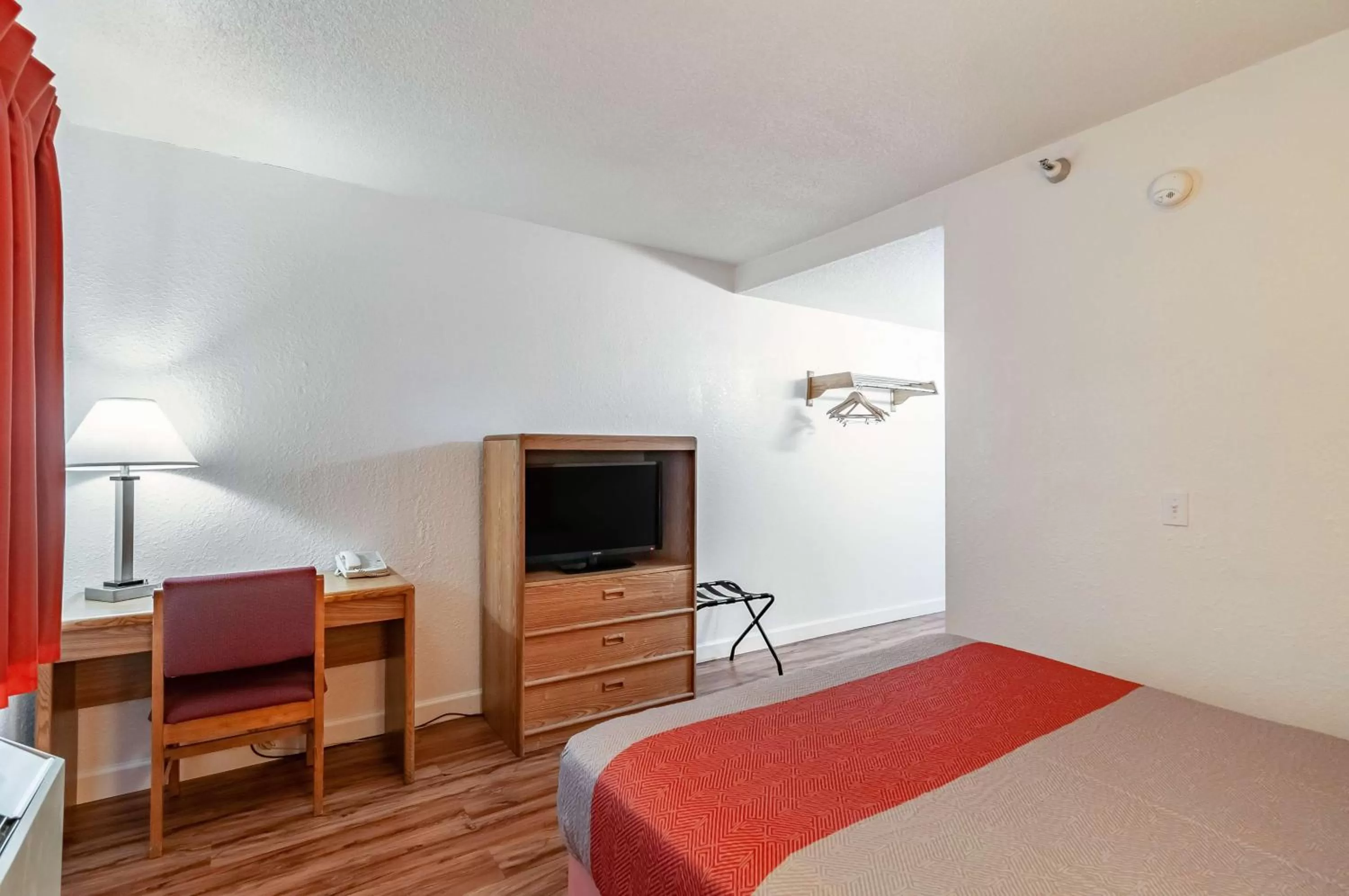 Queen Room - Non-Smoking in Motel 6-Naperville, IL