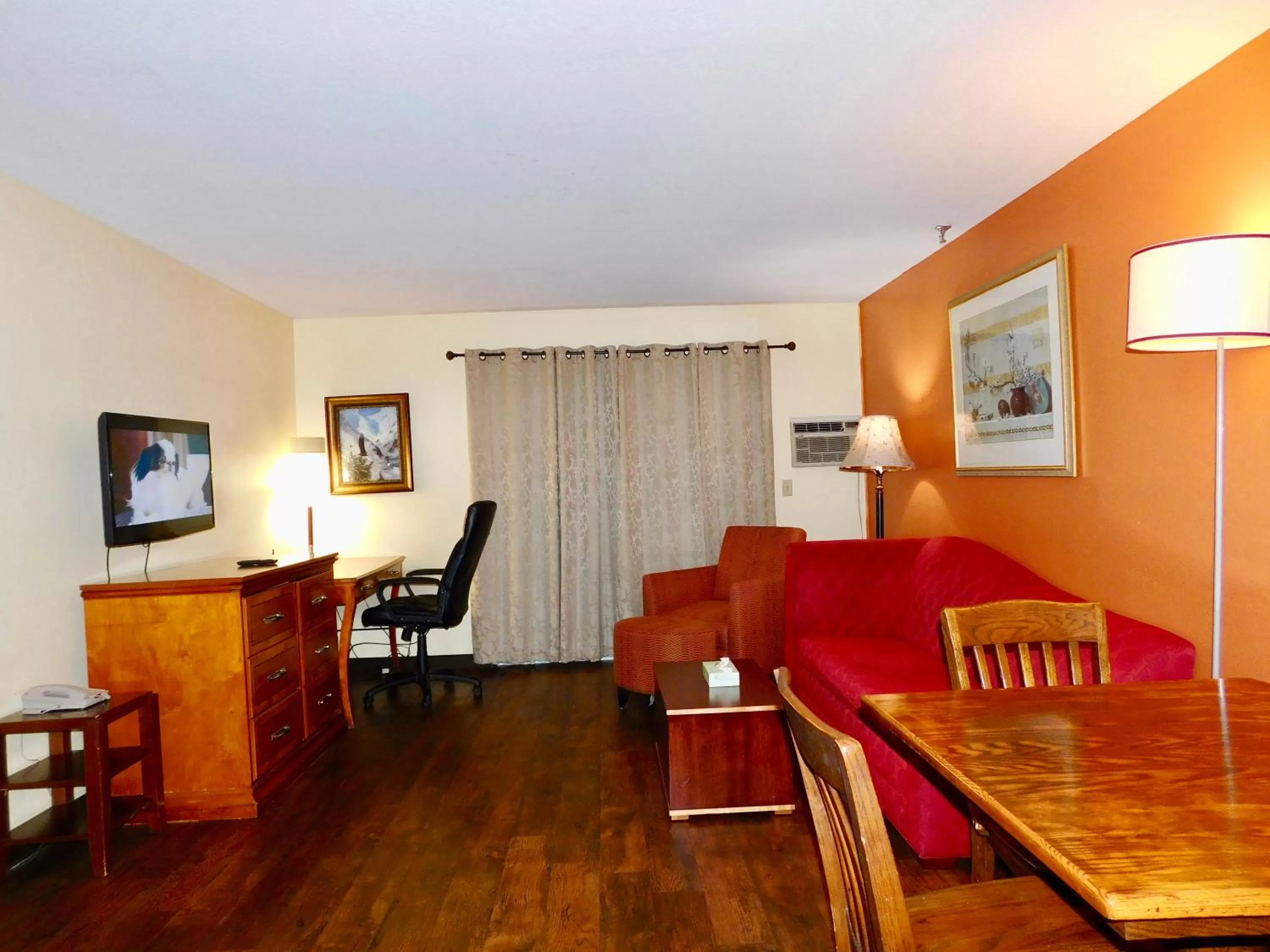 TV and multimedia in Americas Best Value Inn & Suites Anchorage Airport