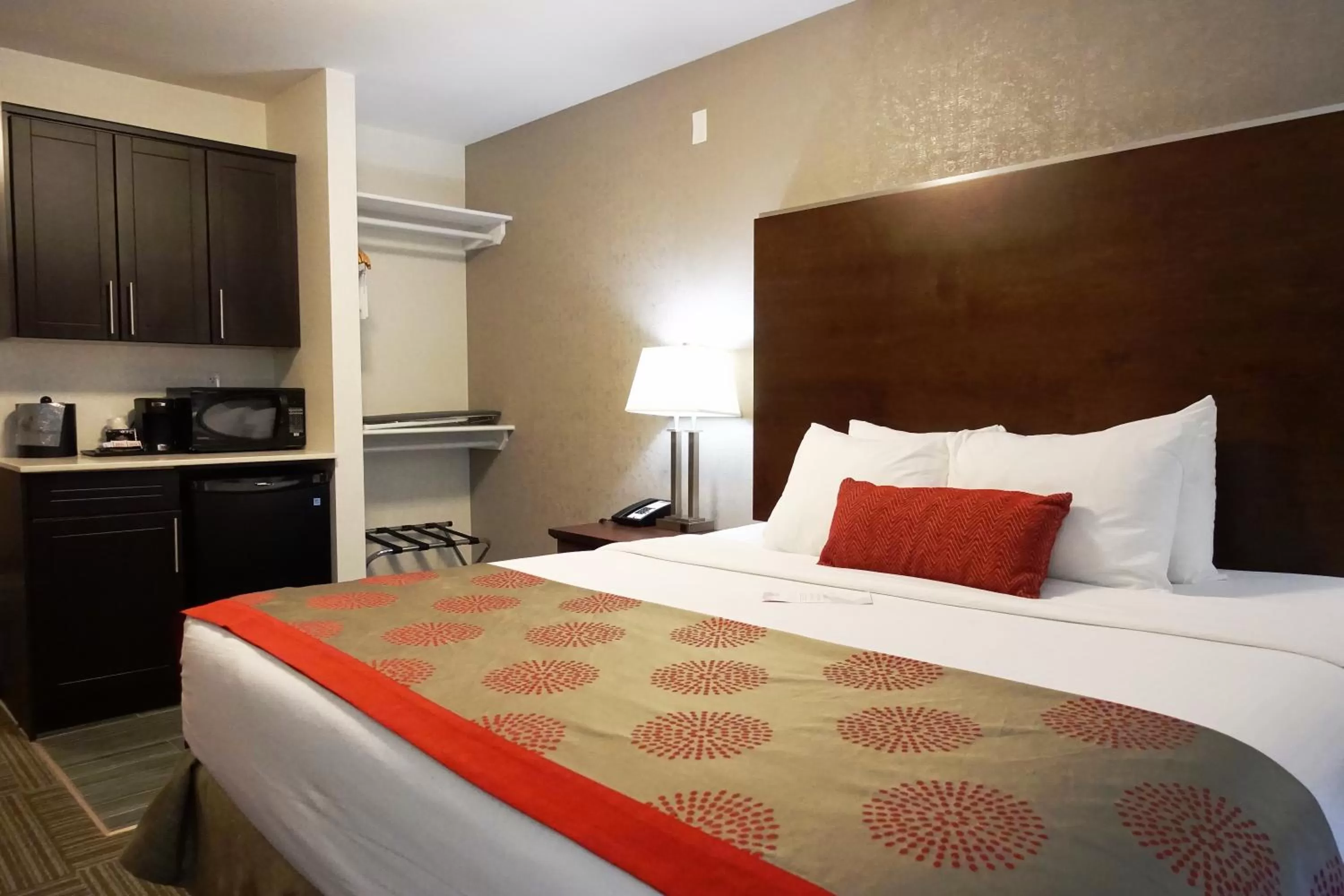 Photo of the whole room, Bed in Ramada by Wyndham Moose Jaw